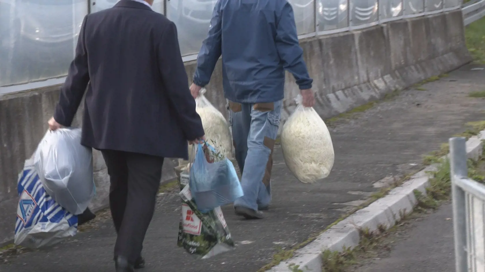 Na poľsko-slovenskej hranici v noci na stredu 4. októbra 2023 dočasne uzavreli niektoré priechody. Ide napríklad o priechod cez Lysú nad Dunajcom, Lysú Poľanu či medzi obcou Čirč a poľským Leluchówom. Na snímke ľudia kráčajú cez  hraničný priechod Čirč - Leluchów v stredu 4. októbra 2023. FOTO TASR - Adriána Hudecová