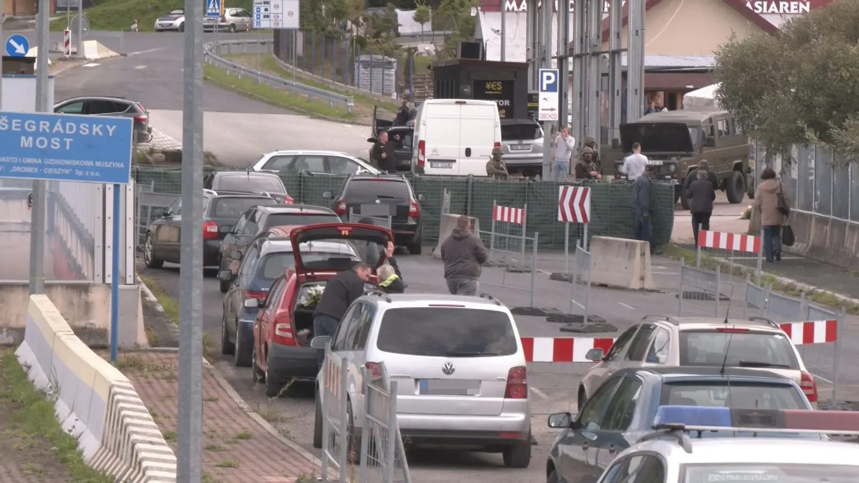 Na poľsko-slovenskej hranici v noci na stredu 4. októbra 2023 dočasne uzavreli niektoré priechody. Ide napríklad o priechod cez Lysú nad Dunajcom, Lysú Poľanu či medzi obcou Čirč a poľským Leluchówom. Na snímke príslušníci armády a zátarasy, pred ktorými čakajú osobné vozidlá na slovensko-poľskom hraničnom priechode Čirč - Leluchów v stredu 4. októbra 2023. FOTO TASR - Adriána Hudecová