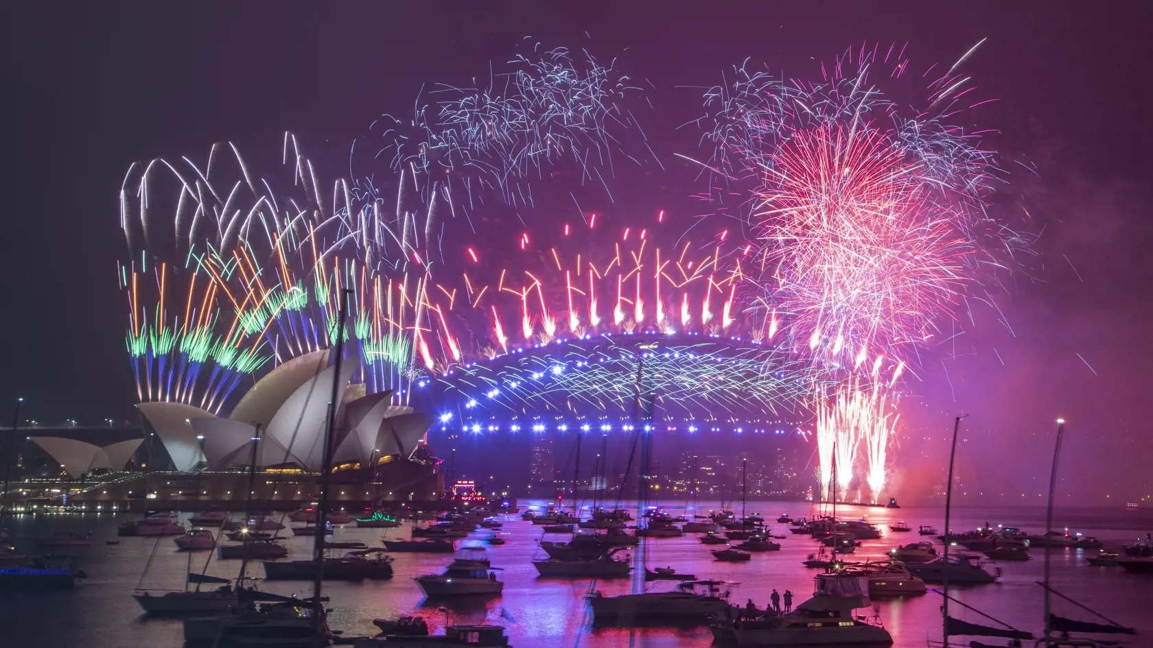 KK34 Sydney - Ohňostroj exploduje nad budovou Opery a mostom Sydney Harbour počas novoročných osláv v austrálskom Sydney 1. januára 2021. FOTO TASR/AP 

Fireworks explode over the Sydney Opera House and Harbour Bridge as New Year celebrations begin in Sydney, Australia, Friday, Jan. 1, 2021. One million people would usually crowd the Sydney Harbor to watch the annual fireworks that center on the Sydney Harbour Bridge. But this year authorities advised revelers to watch the fireworks on televisio