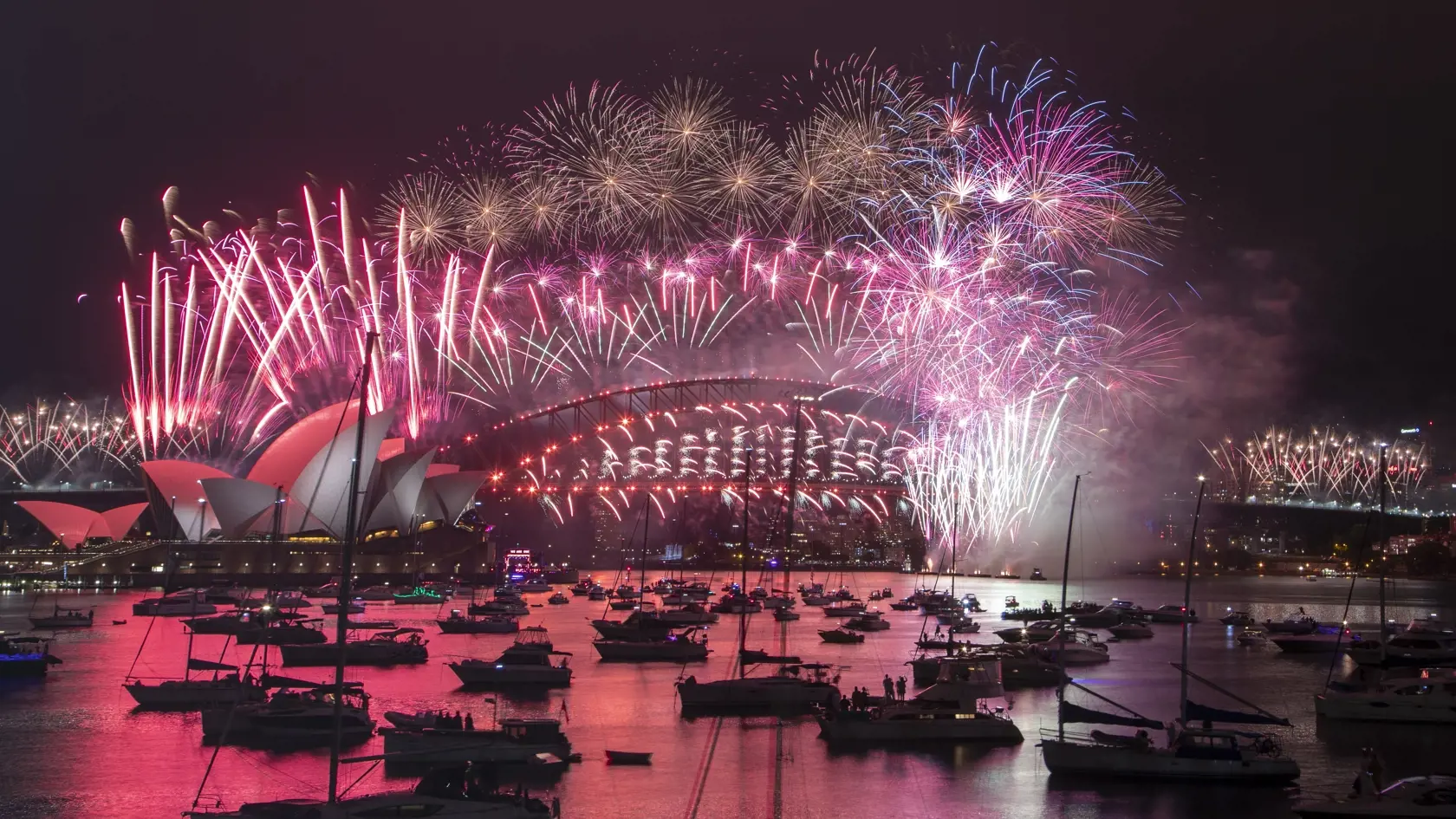 KK35 Sydney - Ohňostroj exploduje nad budovou Opery a mostom Sydney Harbour počas novoročných osláv v austrálskom Sydney 1. januára 2021. FOTO TASR/AP 

Fireworks explode over the Sydney Opera House and Harbour Bridge as New Year celebrations begin in Sydney, Australia, Friday, Jan. 1, 2021. One million people would usually crowd the Sydney Harbor to watch the annual fireworks that center on the Sydney Harbour Bridge. But this year authorities advised revelers to watch the fireworks on televisio