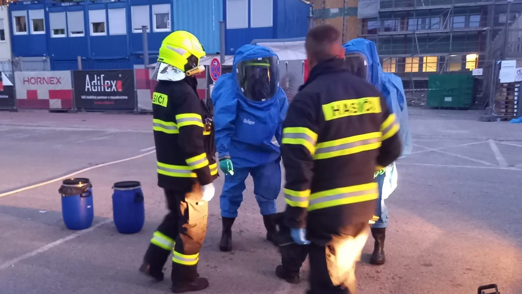 Policajti a hasiči zasahovali pri fľašiach s označením KYANID.