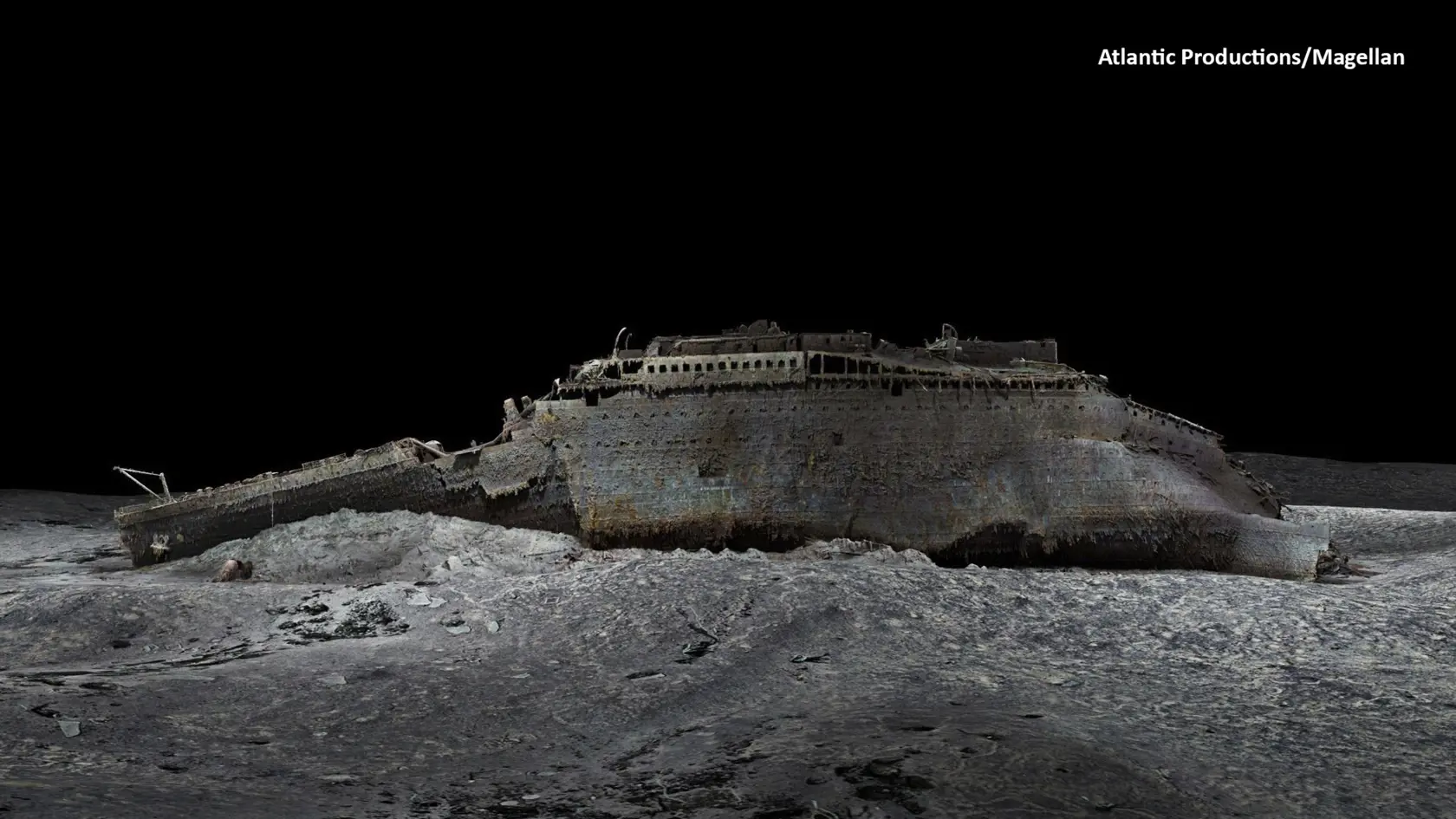 Pomocou diaľkovo riadených dronov sa podarilo vytvoriť vôbec prvý detailný 3D model najslávnejšieho vraku v dejinách - zaoceánskeho parníka Titanic, ktorý leží v hĺbke 3800 metrov na dne Atlantického oceánu. Nový sken zachytáva vrak v jeho celistvosti a poskytuje tak kompletný pohľad na Titanic. Loď je rozlomená na polovicu, pričom predná a zadná časť sú od seba vzdialené približne 800 metrov. Vrak plavidla na morskom dne obklopuje obrovské "pole" trosiek.