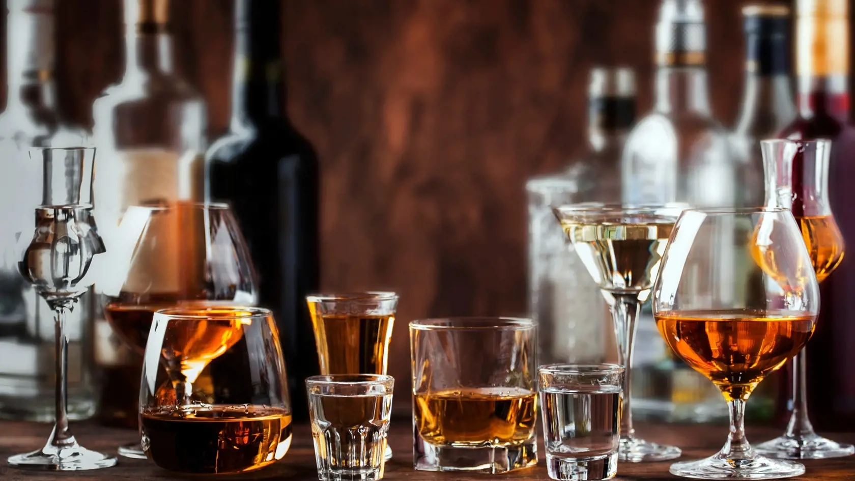 Častou príčinou problémov s pečeňou je alkohol, ktorý v nej metabolizuje a enzýmy ho rozkladajú. Pri veľkých množstvách a jeho pravidelnej konzumácii ale pečeňové bunky začnú odumierať. Z tkaniva sa stáva väzivo, čomu sa ľudovo hovorí, že pečeň "tvrdne". Znamená to, že pečeň postupne prestáva plniť svoje funkcie a vzniká cirhóza.