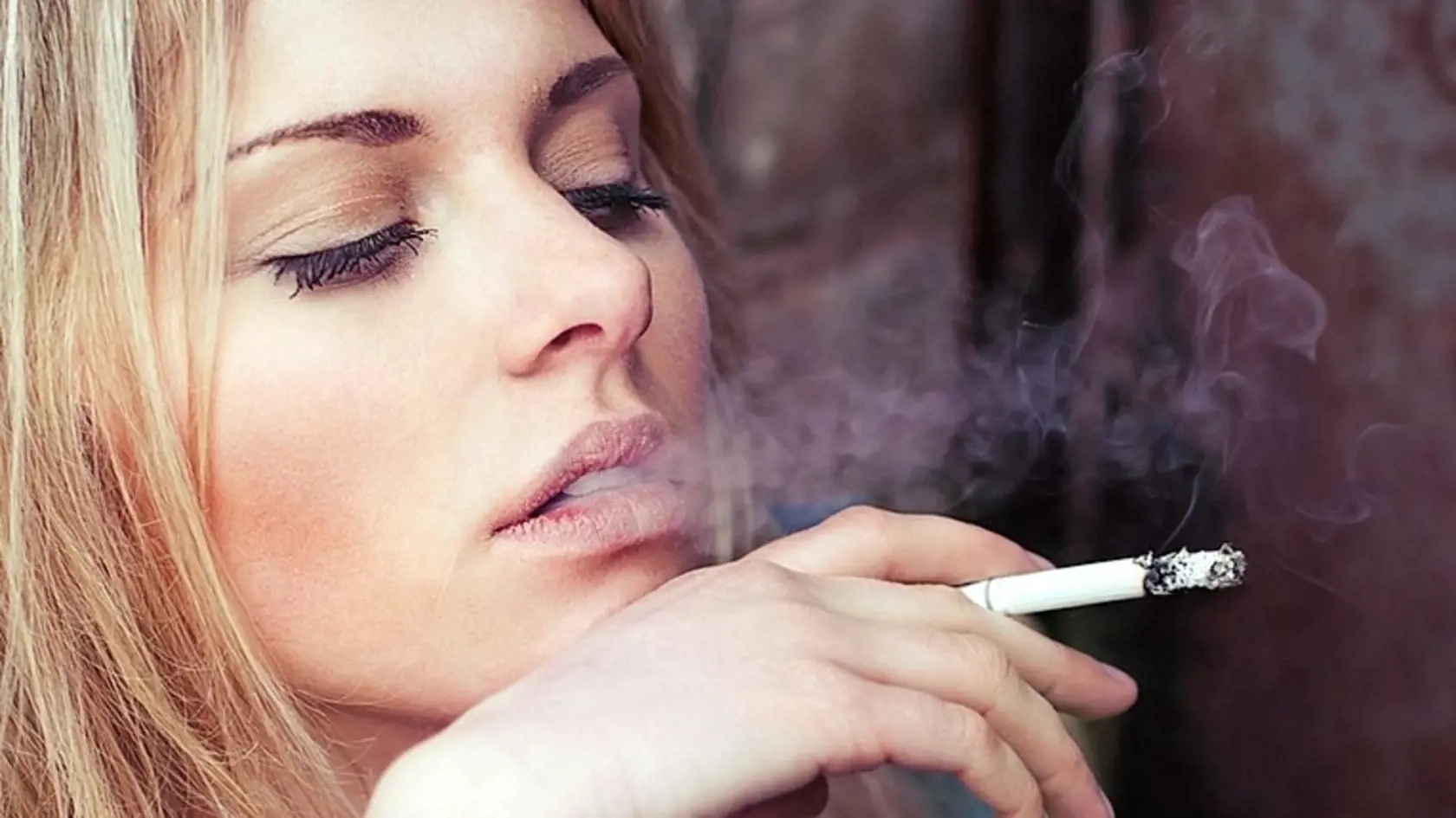Fajčenie zaťažuje aj pečeň, ktorá sa stará o detoxikáciu nikotínu. Približne z 80% je nikotín je možné rozložiť pomocou enzýmov v pečeni, čo je pre ňu poriadna makačka. Problém predstavuje okrem samotného fajčenia aj cigaretový dym. Ak chcete chrániť svoju pečeň pred poškodením, vyhábajte sa pasívnemu fajčeniu a nadmerne zafajčeným priestorom.