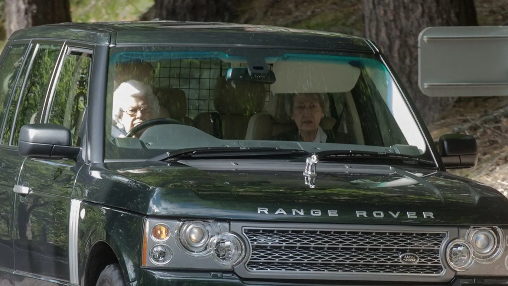 V okolí Balmoralu panovníčka sama šoféruje terénne auto. Ako kráľovná nemusí mať ani vodičský preukaz.