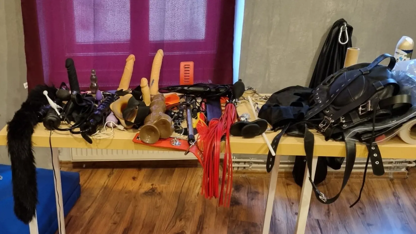 Madam Simona nás nechala nahliadnuť aj do jej kráľovstva, v ktorom nesmú chýbať ani erotické hračky, kukly, putá a biče.