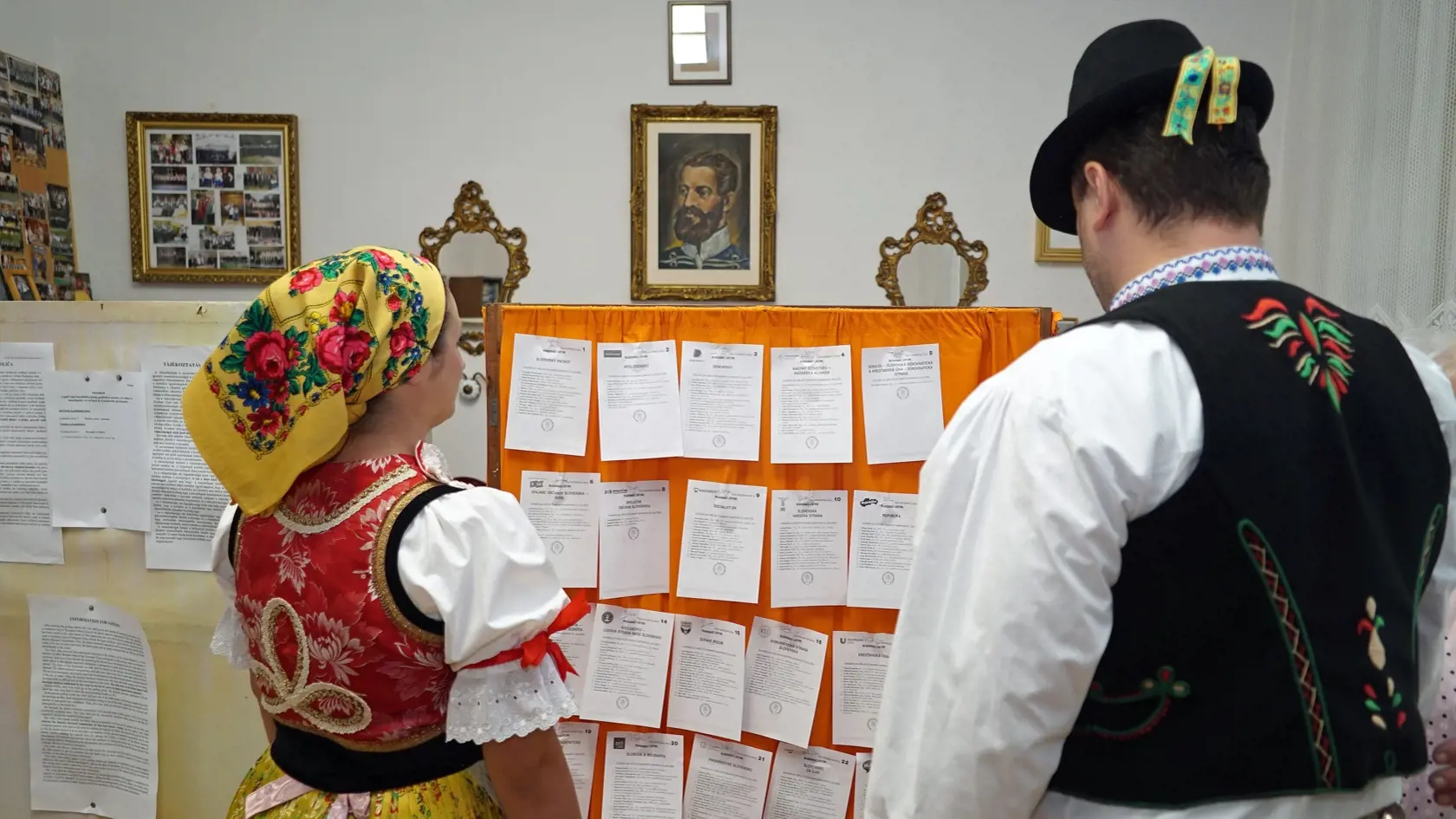 Na snímke Jozef Černek a Júlia Černeková z folklórneho súboru Slovenskí rebeli  si pozerajú kandidátov počas volieb do Európskeho parlamentu, v sobotu 8. júna 2024 v Komárne.