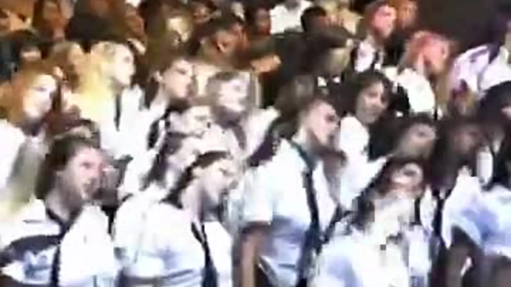 Z dievčat, ktoré sa bozkávali na pódiu v krátkych školských uniformách, sú dnes už dospelé ženy.