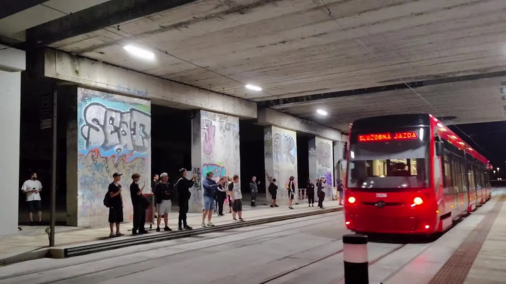 Predĺžená trať petržalskej električky je od nedeľného rána realitou. Ide o druhú etapu radiály, ktorá je predĺžená z Jungmannovej až po južnú časť Bratislavskej mestskej časti. Prvých nadšencov neodradil ani fakt, že je časť trate v podstate ešte stavenisko.