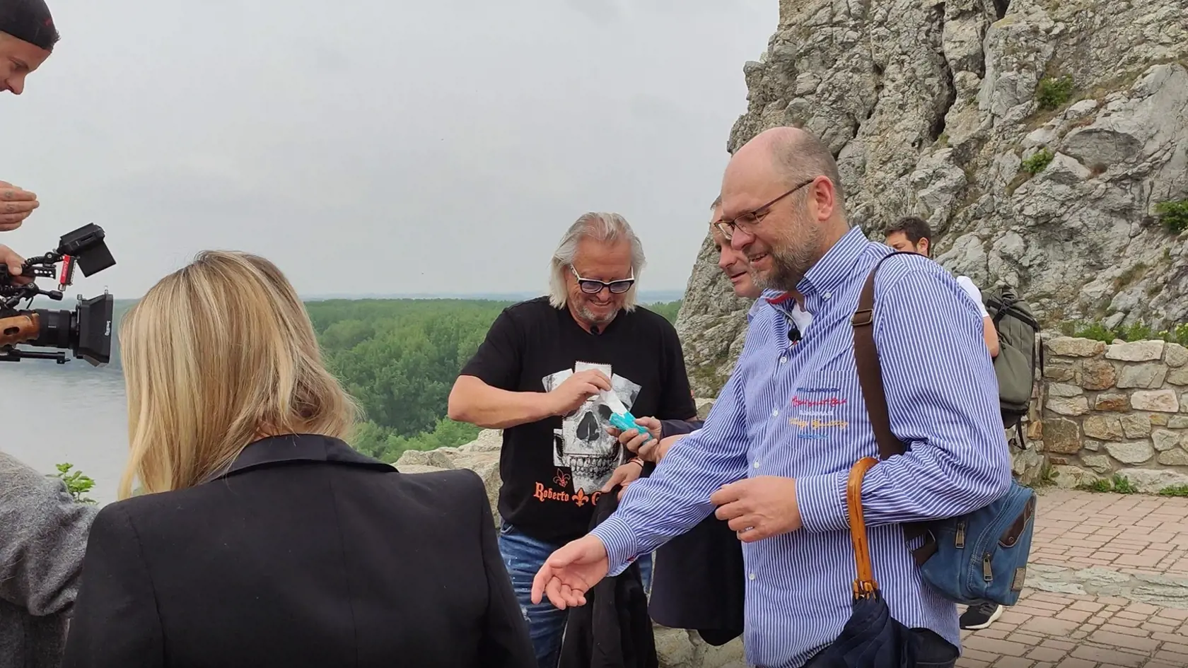 Robert sa zľakol, že si ruku zašpinil od vtáčieho trusu, no R. Sulík ho upokojoval, že zrejme ide len o nános z kameňa.