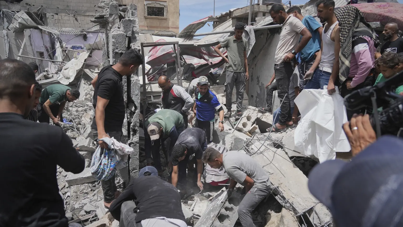 Palestínčania prehľadávajú ruiny domu, ktorý sa stal terčom útoku izraelskej armády, pri ktorom zahynulo najmenej päť členov rodiny, v meste Chán Júnis, na juhu Pásma Gazy vo štvrtok 1. mája 2025.