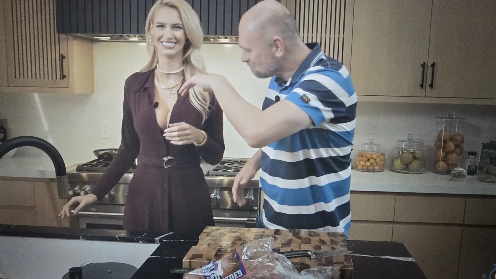 "Potom som na sociálnych sieťach začala tancovať na oldies, lebo tú hudbu milujem. A keď tancuješ, tak prsia mi skáču," povedala Veronika pričom skákala a jej prsia sa jej enormne hýbali. Na to Sulík povedal: "Ináč, keď sa na toto pozerám, tak tebe sa strašne ťažko díva do očí."