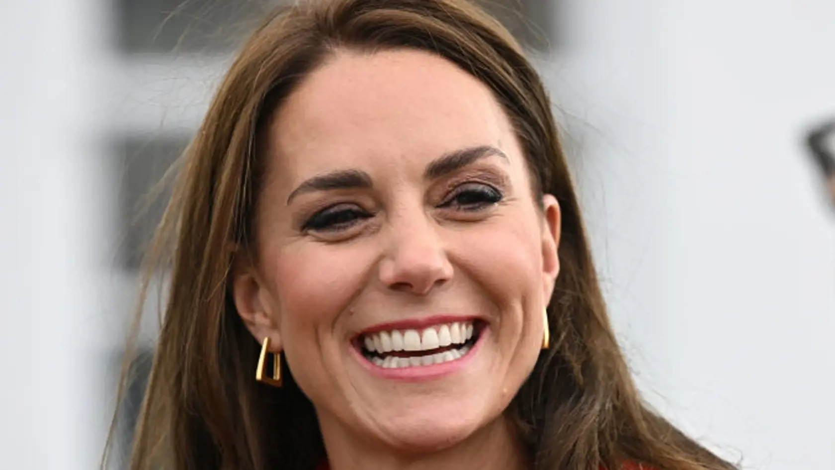 Bolo to pri tom prvýkrát od smrti kráľovnej Alžbety, čo sa Kate na verejnosti ukázala v odvážne farebnom outfite. V prvé dni po skončení smútku sa objavovala skôr v zemitých farbách, ktoré až tak nepútali pozornosť.