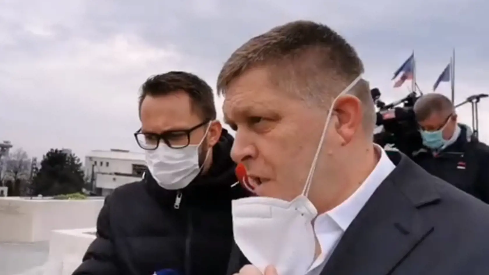 Expremiér Robert Fico si rúško skladal dole pri každej vete, ktorú povedal.
