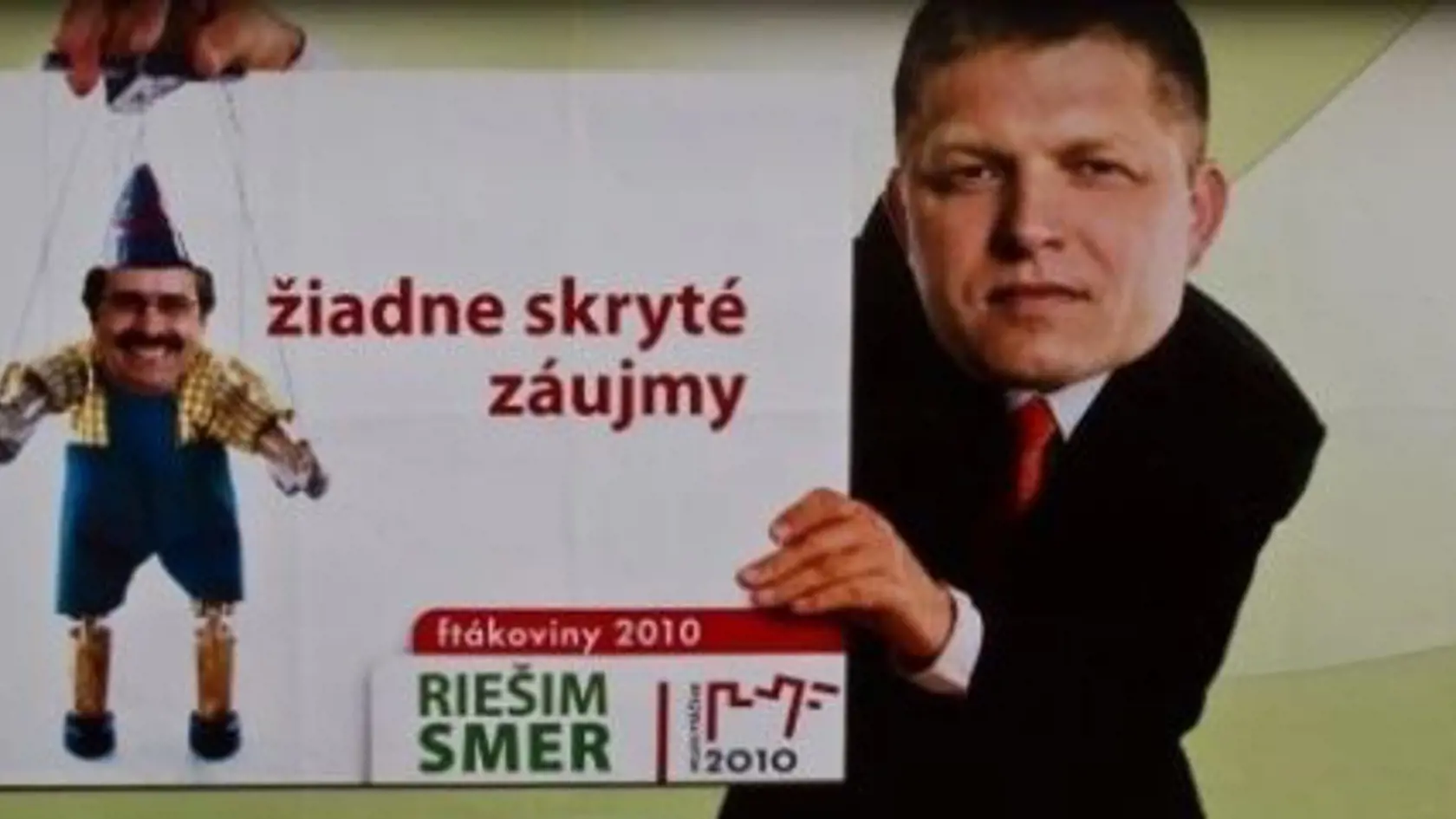 Žiadne skryté záujmy: Bizarný billboard na ktorom Fico drží Vtáčnika, ako bábku sa objavil v Bratislave ešte v roku 2010. Išlo o antikampaň ku ktorej sa v tej dobre nikto neprihlásil.