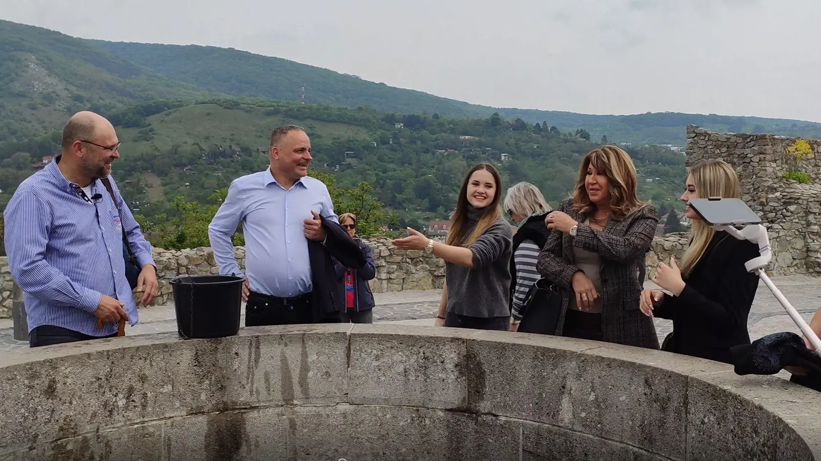 Rodinka Geissenovcov navštívila počas druhého dňa svojej návštevy na Slovensku zrúcaninu hradu Devín v Bratislave. Carmen, Roberta, Shaniu a Davinu sprevádzali predseda BSK Juraj Droba a minister hospodárstva Richard Sulík.