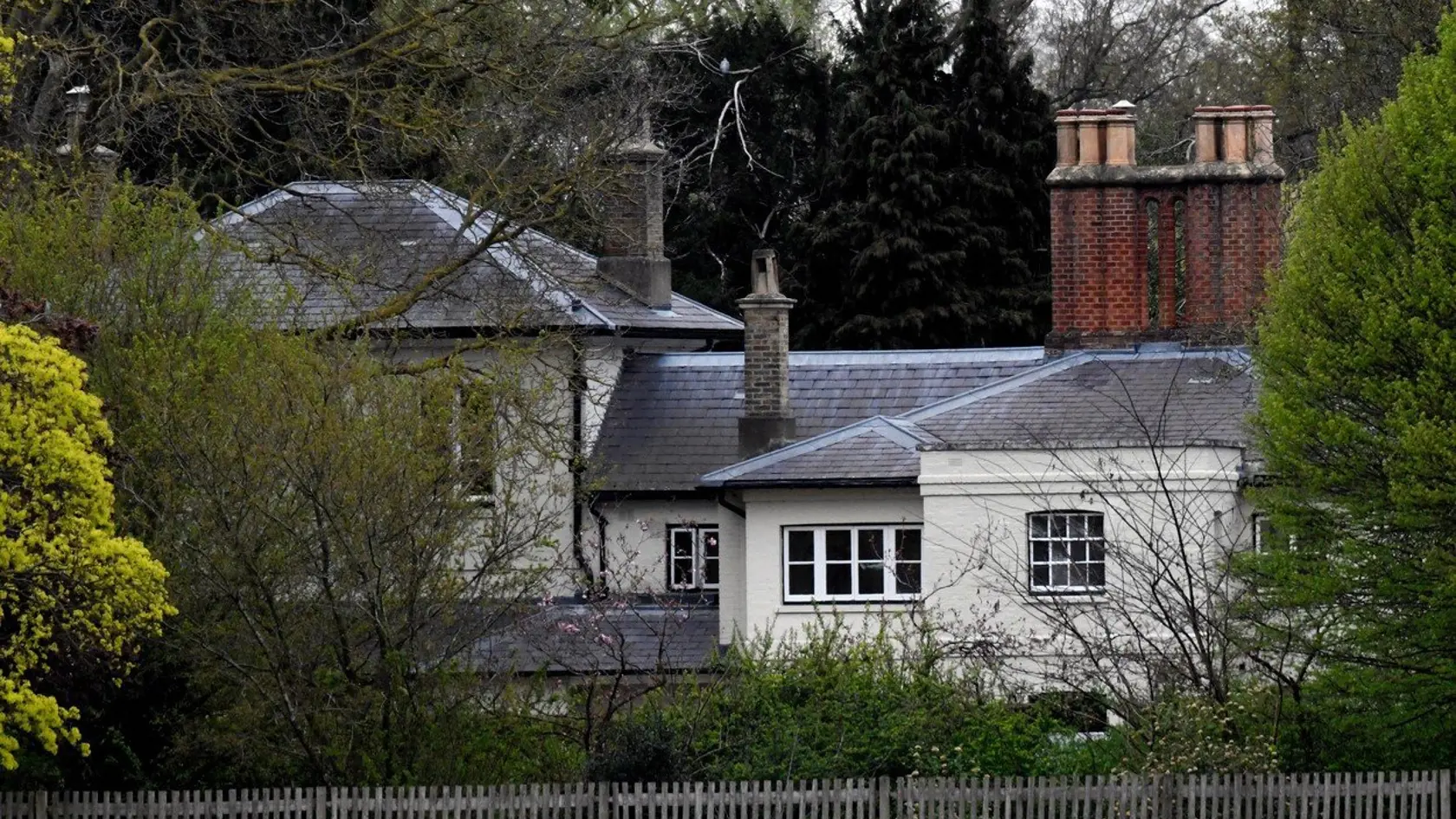 Frogmore Cottage mal byť vysnívaným domovom pre Harryho a Meghan, dnes však zíva prázdnotou.