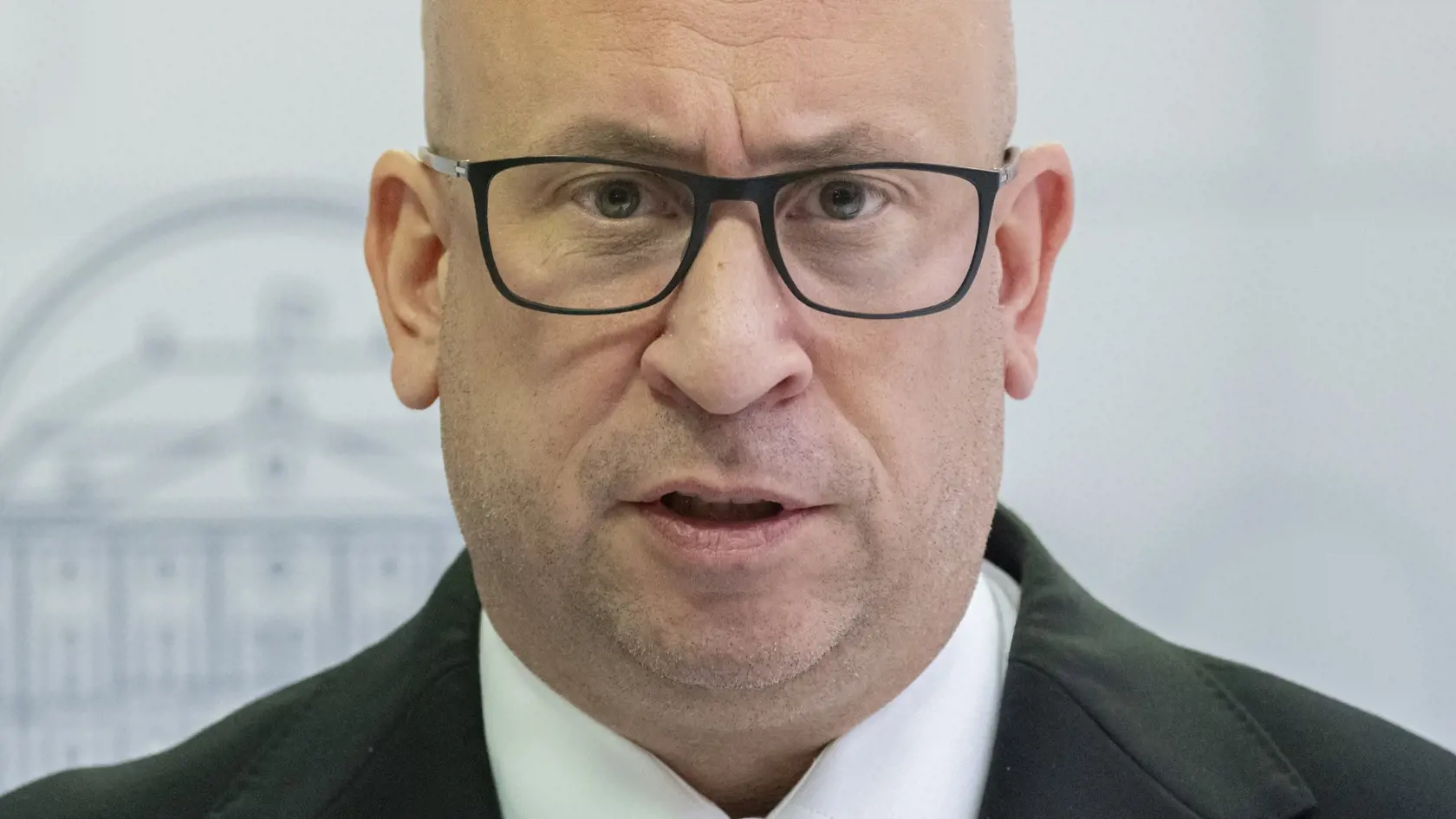 Minister dopravy Jozef Ráž ml. (Smer) má veľké plány. Chce začať budovať štátne byty.