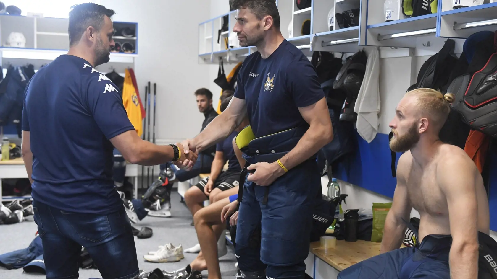 Na snímke zľava tréner Vlastimil Wojnar a Juraj Valach počas štartu druhej fázy prípravy klubu HC Spišská Nová Ves pred novou hokejovou sezónou.