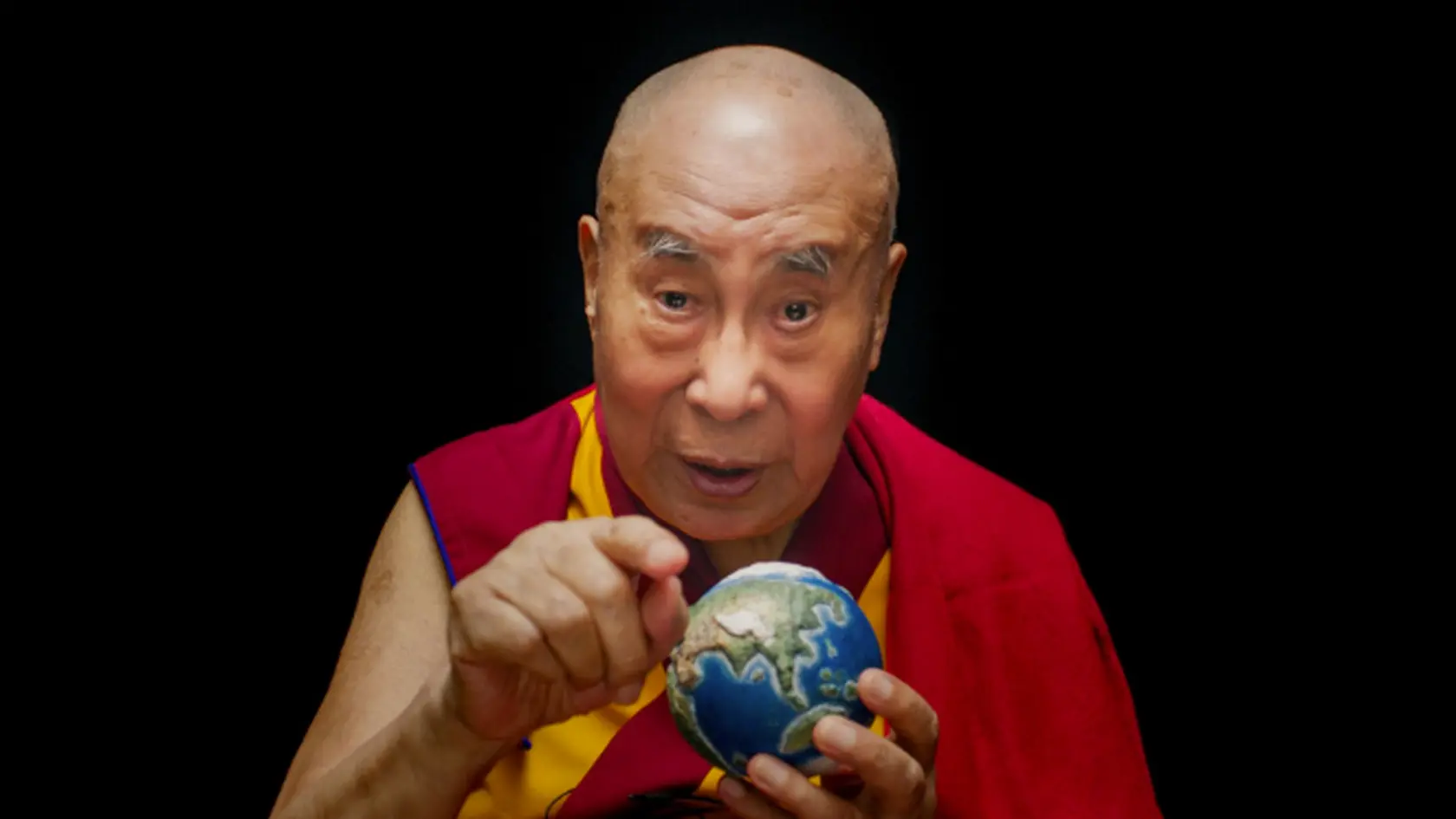 Duchovný vodca Tibetu dalajláma doslova na dlani. Ten totiž v dokumente hľadí priamo do kamery tak, že chce nadviazať očný kontakt s každým jedným divákom a diváčkou.