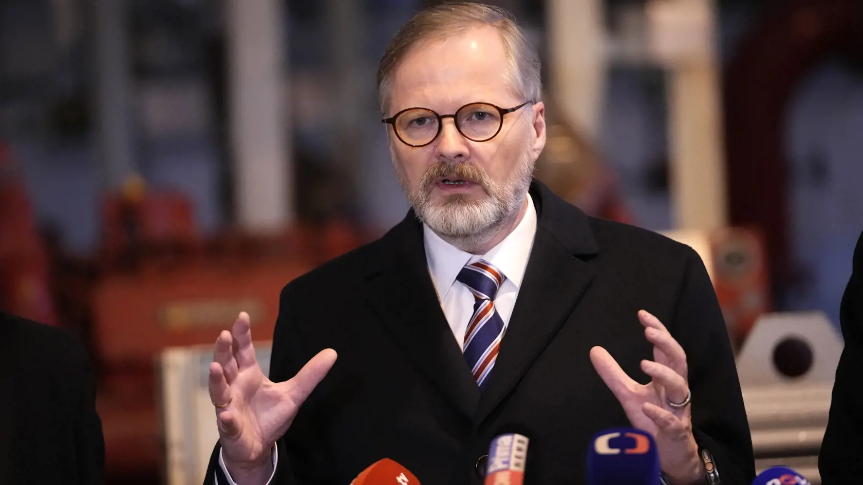 České koaličné strany sa na štvrtkovej schôdzke o bezpečnosti ČR, ktorú zvolal premiér Petr Fiala, zhodli s opozičnými Pirátmi na nutnosti silnej českej armády či potrebe dočasne rozvoľniť pravidlá rozpočtovej zodpovednosti, aby sa výdavky na obranu mohli postupne zvyšovať. Uviedli to po skončení rokovania, na ktoré nedorazili opozičné hnutia ANO a SPD.