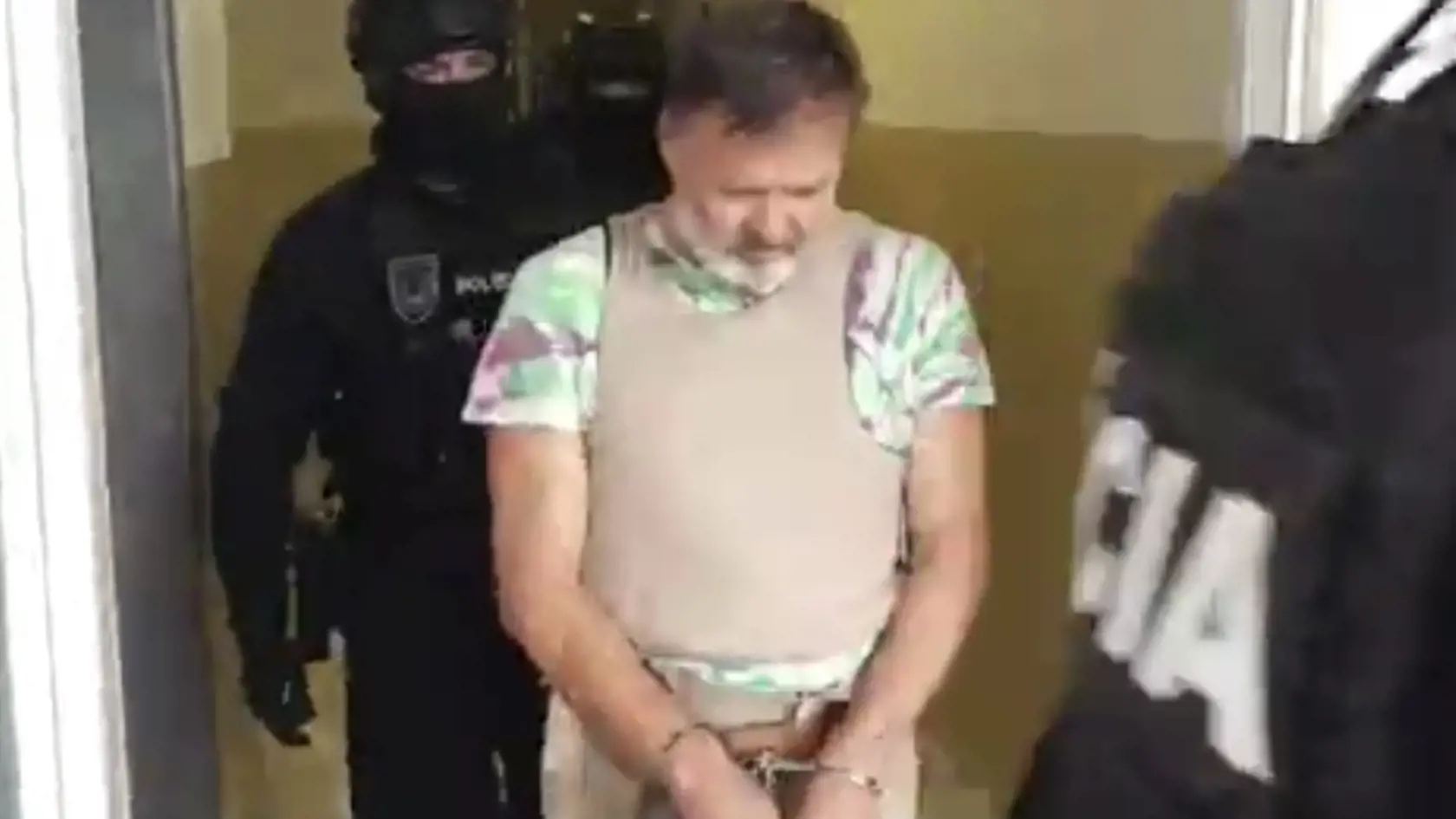 V nepriestrelnej veste: Takto viedli Dušana Dědečka pred sudcu.