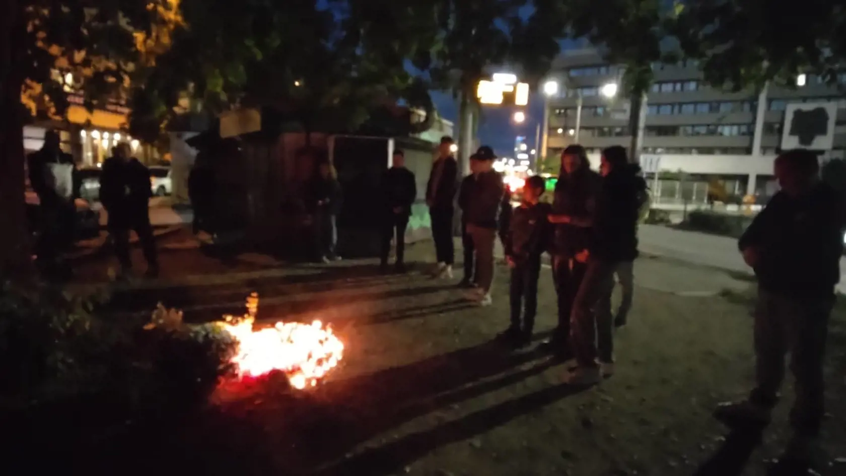V blízkosti miesta nehody vzniklo niekoľko pomníčkov.