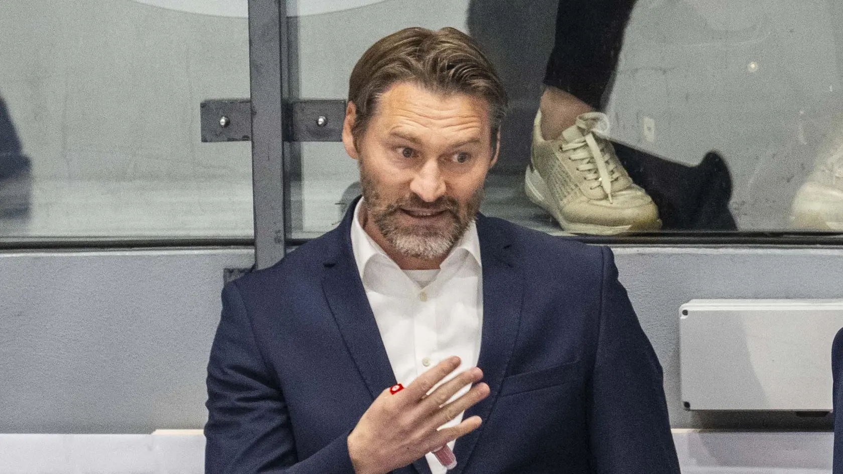 Na snímke hlavný tréner slovenskej hokejovej reprezentácie Vladimír Országh gestikuluje na striedačke počas prípravného zápasu Česká republika - Slovensko v Ostrave vo štvrtok 24. apríla 2025. Oba tímy sa pripravujú na májový svetový hokejový šampionát v Štokholme a Herningu. FOTO TASR - Jakub Kotian