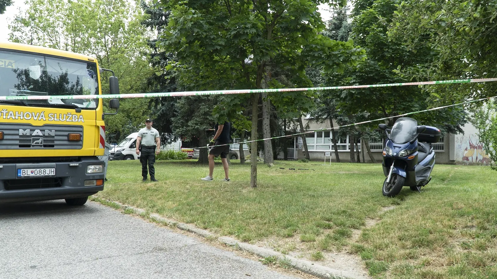 Podľa našich informácií má ísť údajne o študenta školy. Ku škole sa mal dostaviť na skútri, ktorý potom zaparkoval neďaleko budovy.