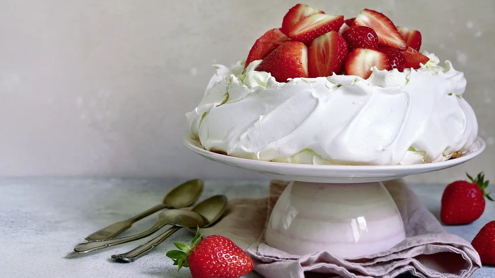 Pavlovovej torta sa podobá na sukňu baletky. Chutí s rôznym ovocím. V sezóne ju pripravte s jahodami.