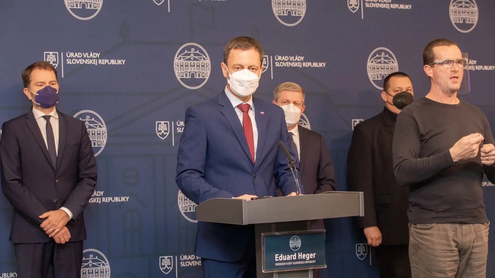  Na snímke je predseda vlády Eduard Heger.počas rokovania vlády na ktorom vláda prijala dvojtýžňový lockdown.