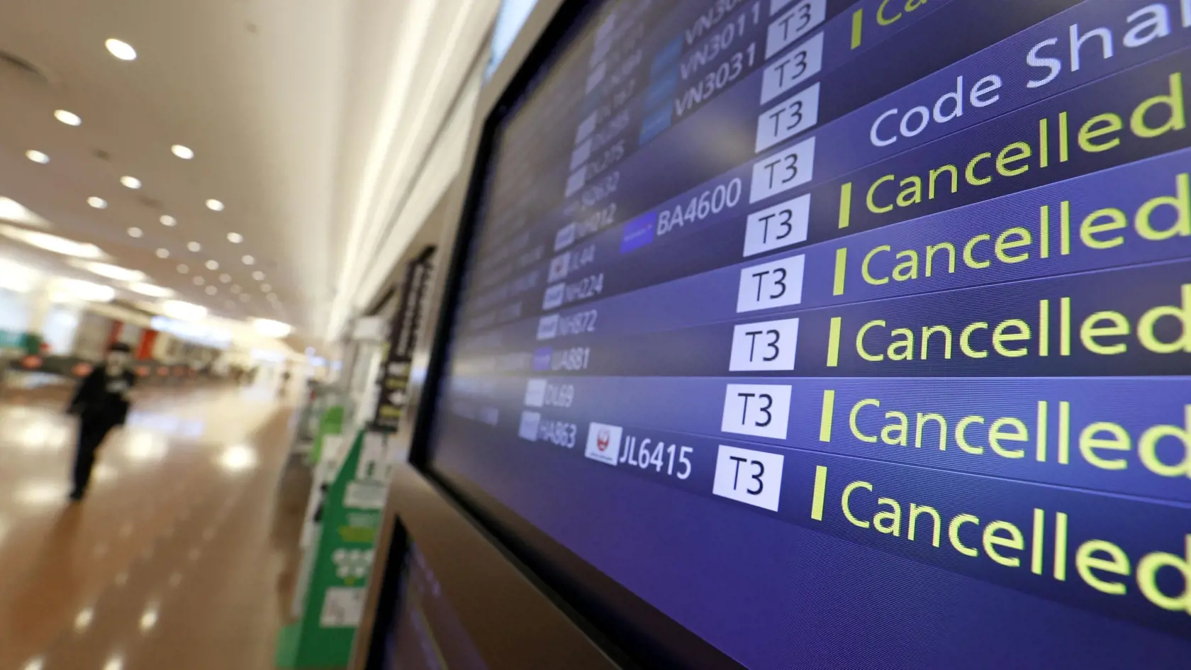JB 24 Tokio - Zrušené lety na informačnej tabuli na letisku Haneda v Tokiu 30. novembra 2021. V Japonsku potvrdili druhý prípad nákazy novým variantom vírusu SARS-CoV-2 s názvom omikron. V stredu o tom informovala miestna televízia Fuji News Network. "Viacerí vládni predstavitelia nám potvrdili, že osoba infikovaná variantom omikron pricestovala do Japonska 29. novembra z Peru," uviedla televízia. Nakazená osoba nebola v blízkom kontaktne s mužom, ktorý pricestoval z Namíbie a u ktorého nákazu n