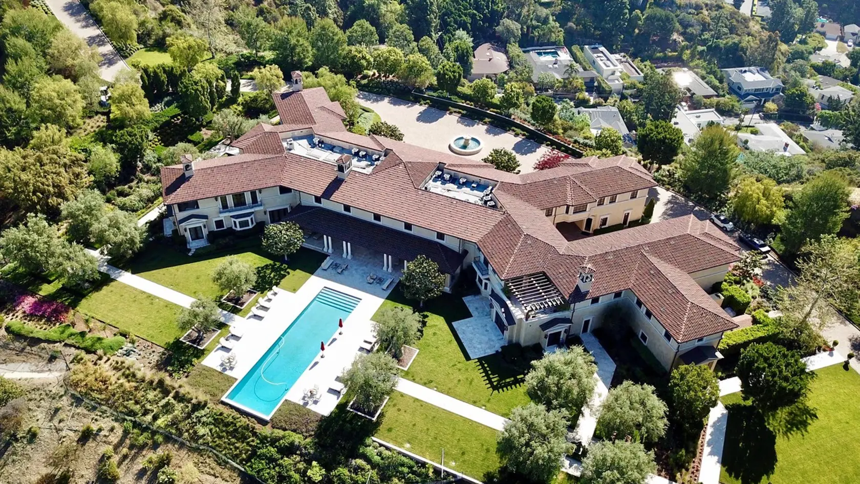 Luxusná vila patrí hollywoodskemu producentovi Tylerovi Perrymu. Nie je jasné, či Meghan a Harry bývajú v dome ako hostia, alebo mu platia prenájom.