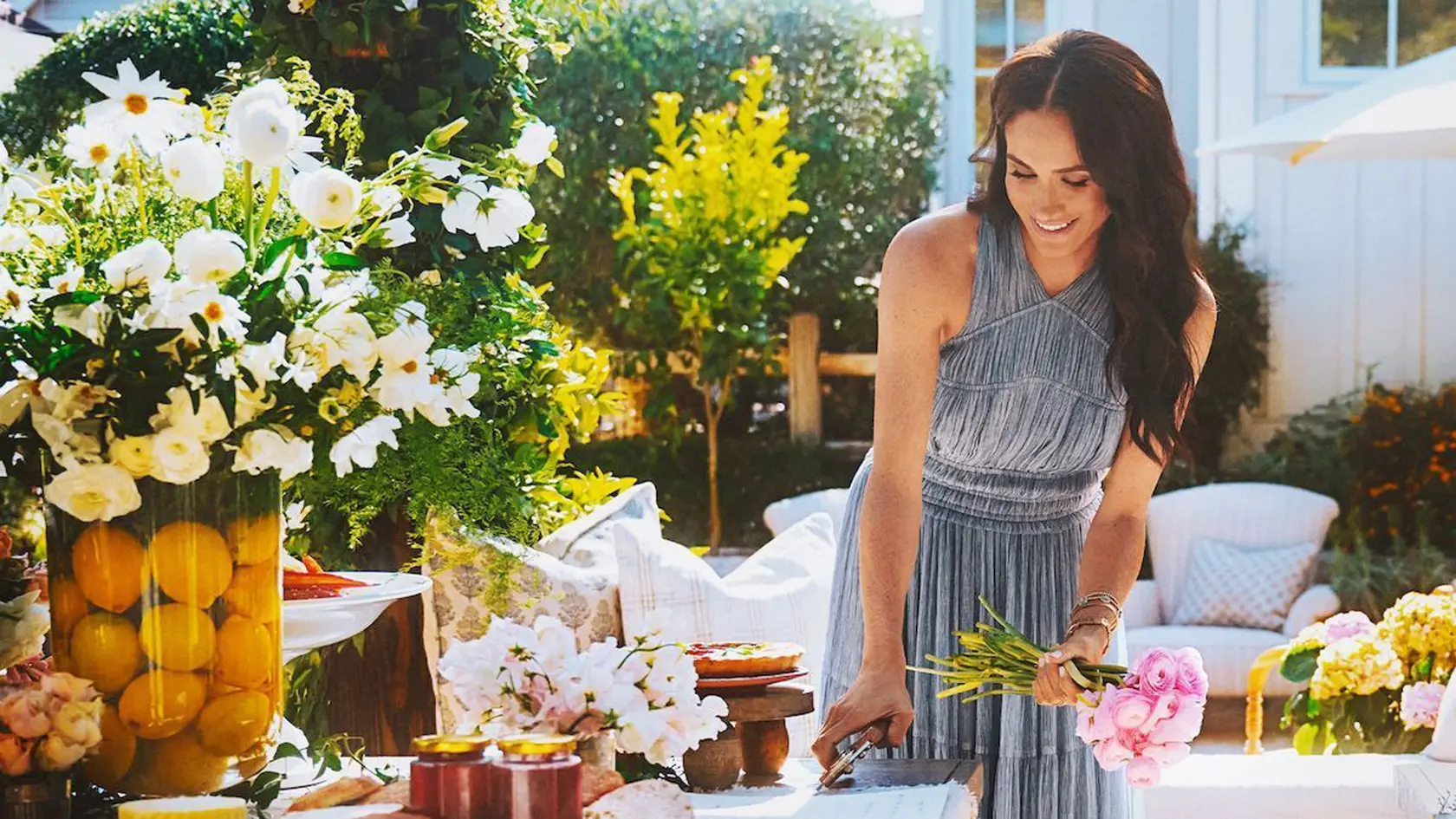 Meghan Markle opäť upútala pozornosť svojím najnovším počinom na Netflixe. V novom kulinárskom seriáli "S láskou, Meghan" nielenže predviedla svoje kuchárske zručnosti, ale aj módny vkus, ktorý zatieňuje mnohé influencerky. 