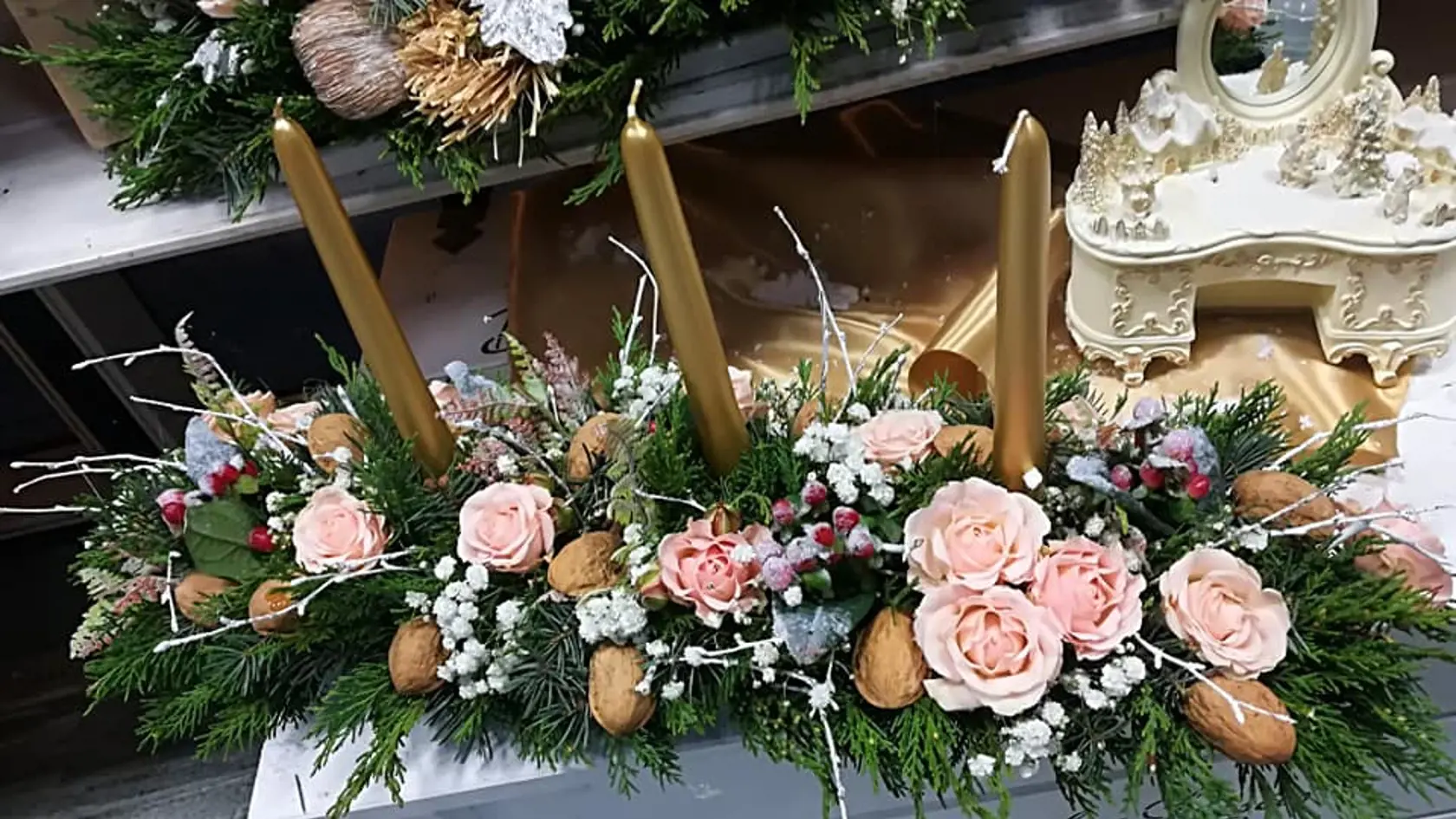 Archívny pohľad na "diela" Milana a jeho kolektívu. Netradičná vianočná dekorácia  z čečiny a živých ruží, nielen priestor ozvláštni, ale ho aj prevonia.