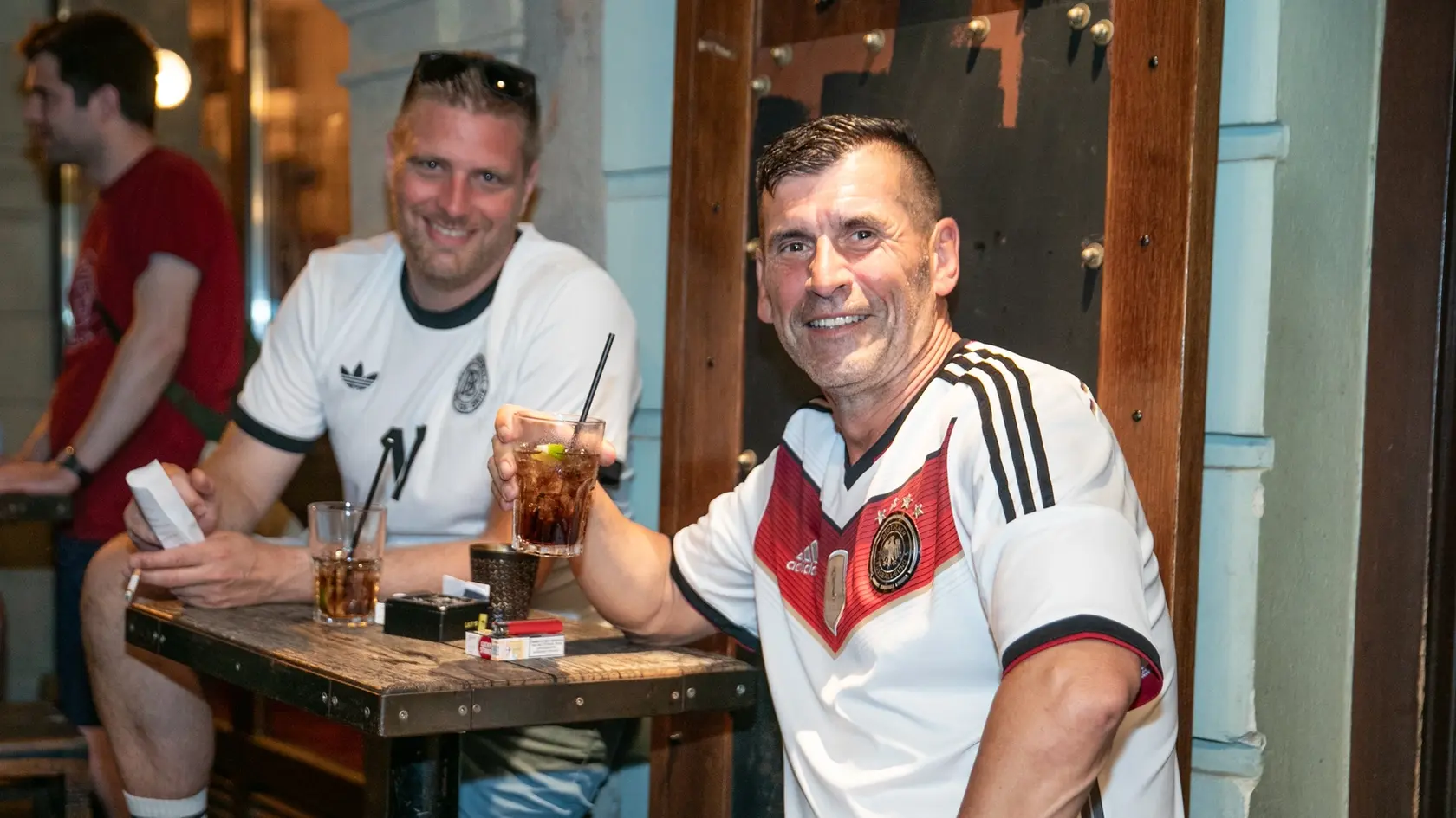 Na snímke sú fanúšikovia po finálovom zápase medzi Anglickom a Nemeckom na ME U21, ktorí vyrazili do bratislavských ulíc a trácali u nás peniaze. Celkovo na Slovensku fanúšikovia počas ME do 21 rokov nechali milióny eur.