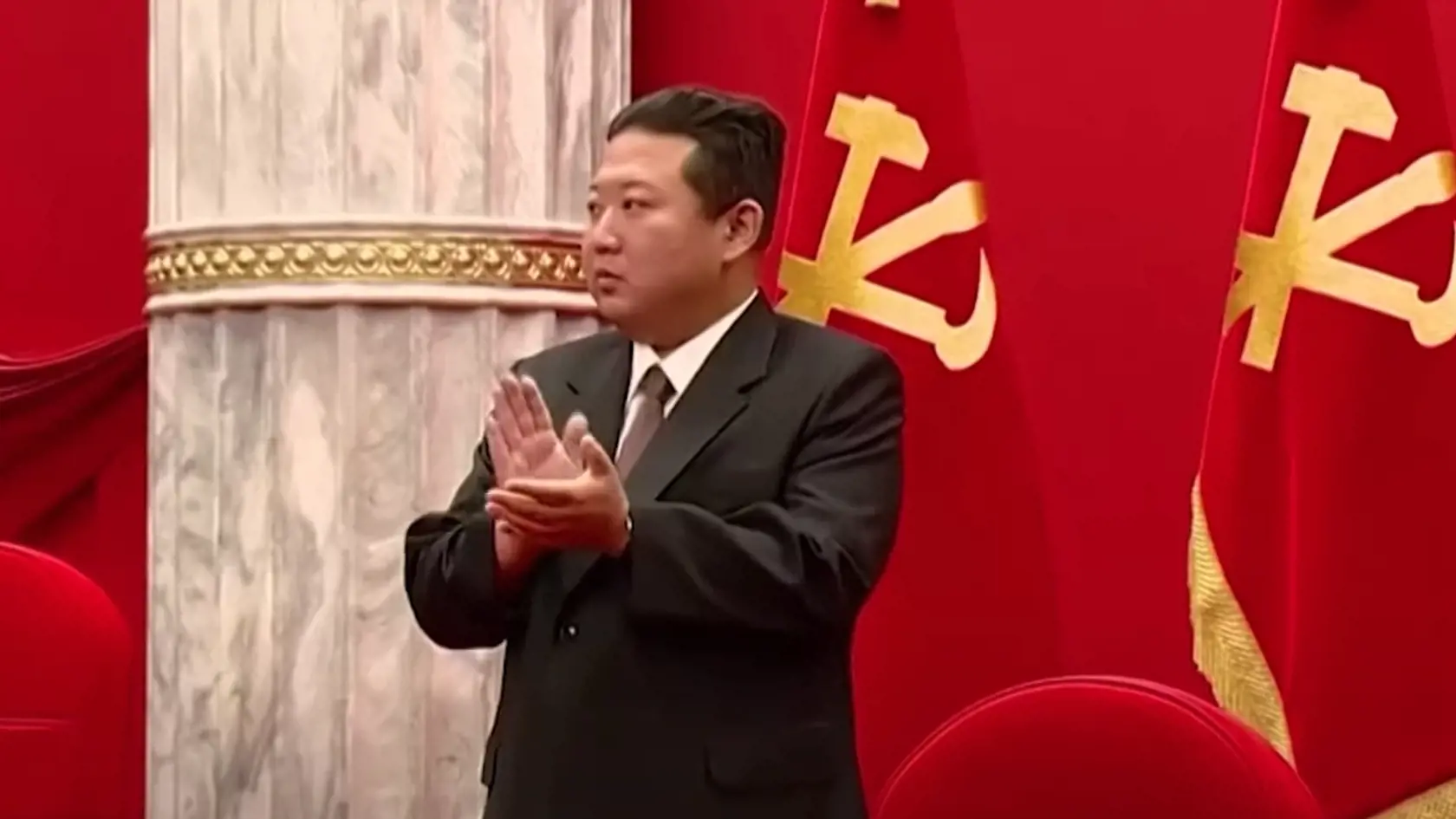 Kim Čong-un podľa štátnej tlačovej agentúry KCNA označil za dôležitú úlohu "dosiahnutie epochálneho kroku v riešení problémov súvisiacich s každodennými potrebami občanov". Najvyššiu prioritu majú "núdzové opatrenia" na boj proti pandémii.