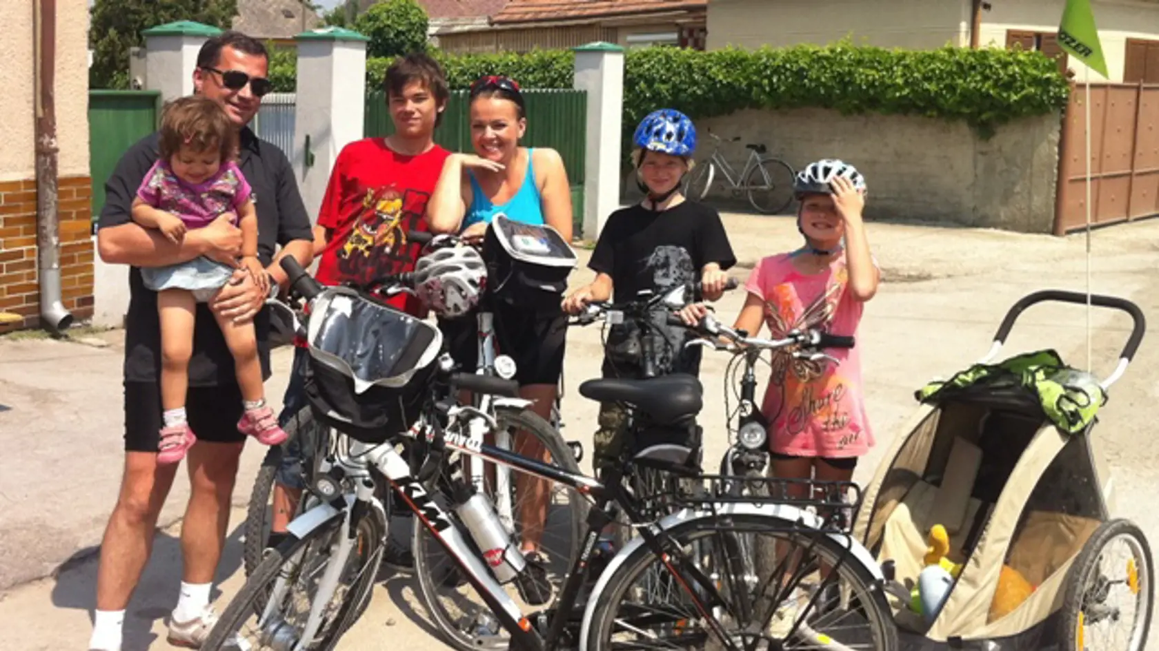 Cyklorodinka:
Teo, Leo, Lóra
Sofia a Klára Lota
s rodičmi