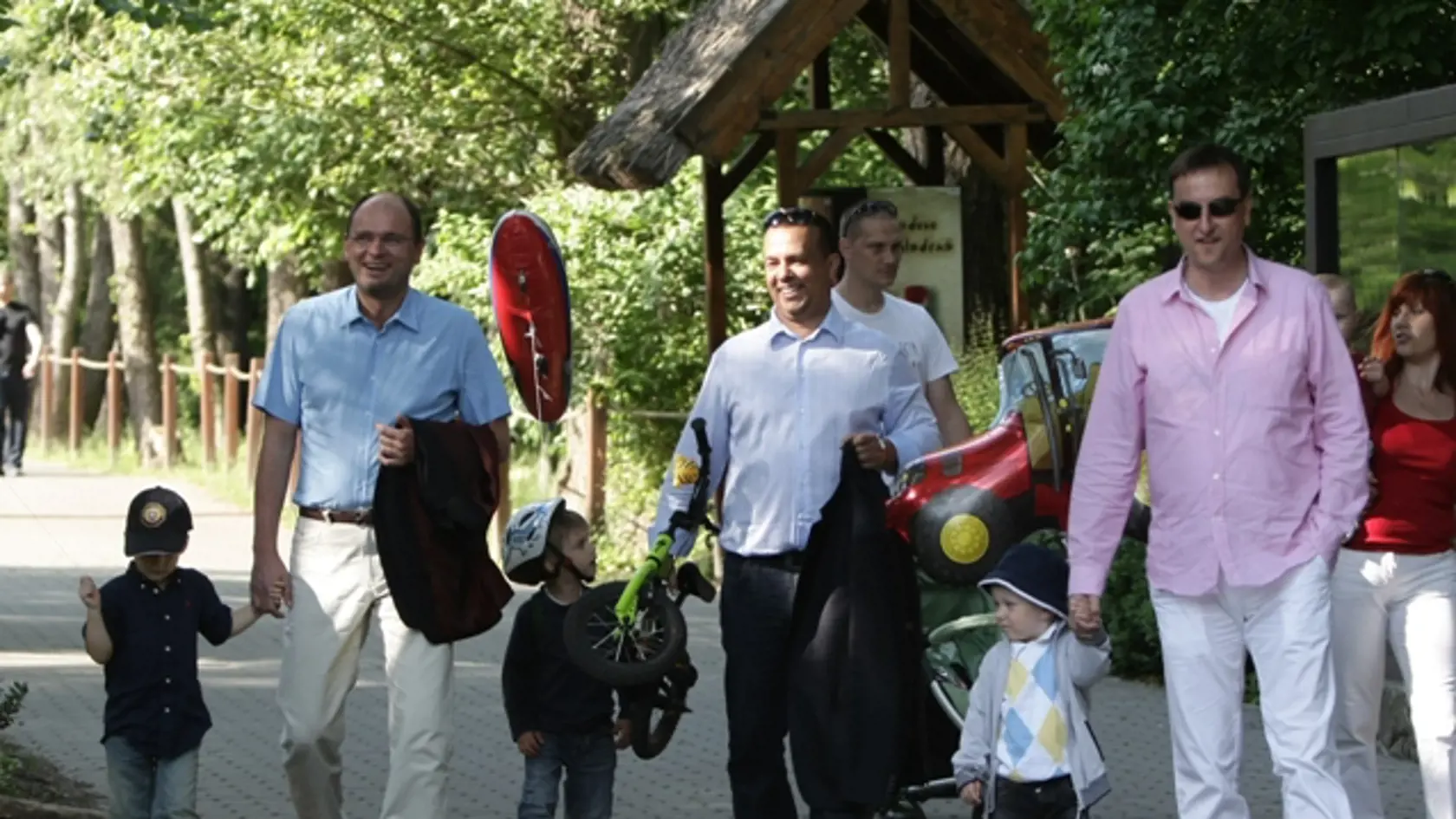 Partia v zoo:
Daniel Krajcer
s Danielkom, Richard
Sulík s Hugom
a Juraj Miškov
s Maxom.