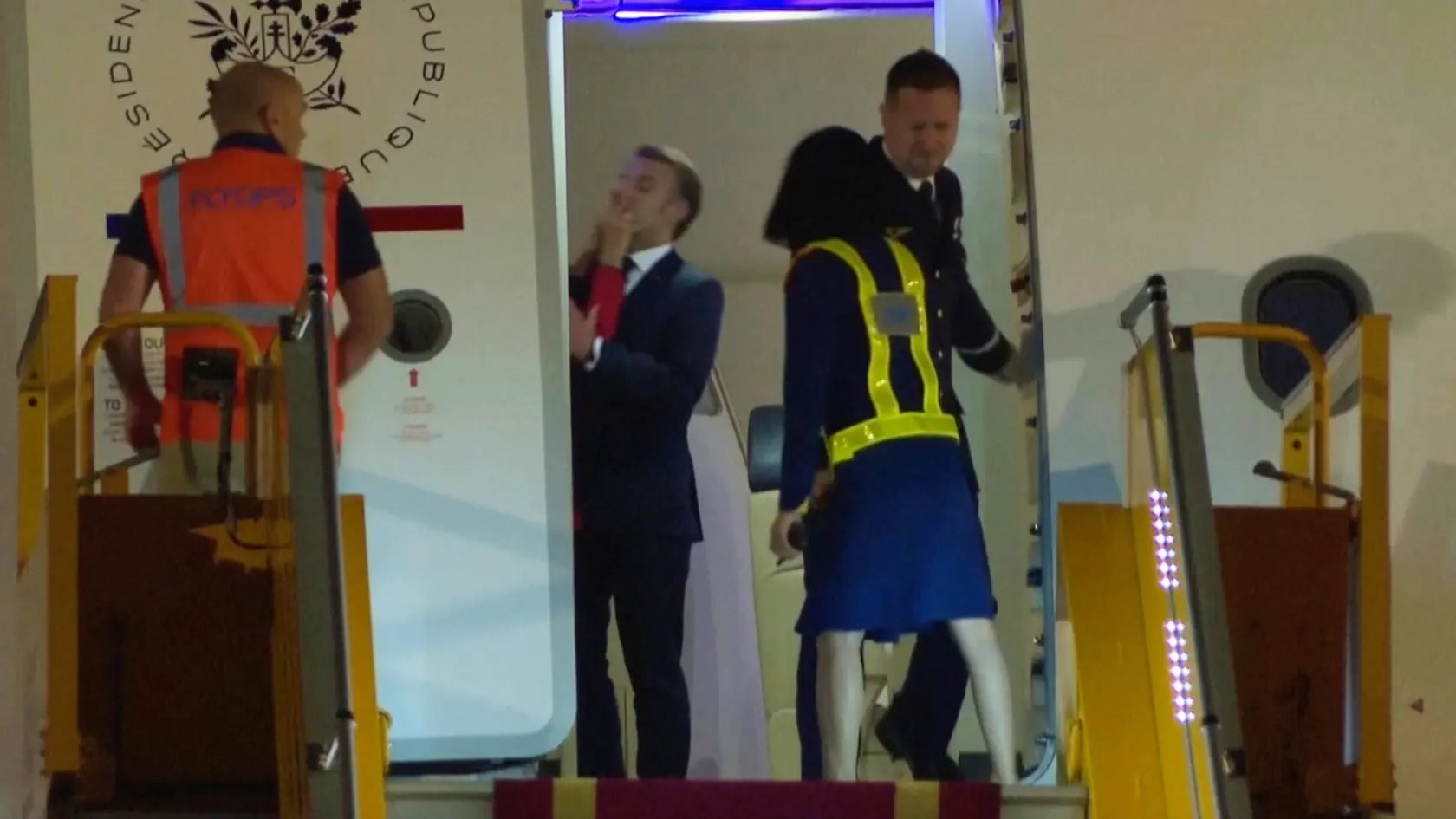 KK59 Hanoj - Na videosnímke francúzsky prezident Emmanuel Macron sa pripravuje na vystupovanie z lietadla po prílete na letisko v Hanoji 25. mája 2025. Francúzsky prezident Emmanuel Macron v pondelok poprel, že by ho jeho manželka Brigitte v nedeľu po prílete na oficiálnu návštevu do Vietnamu ešte na palube lietadla udrela po líci. Dohady o tom sa objavili na základe videa, ktoré zverejnila aj agentúra AP. FOTO TASR/AP
In this grab taken from video, France's President Emmanuel Macron prepares to disembark a plane on arrival, in Hanoi, Vietnam, Sunday, May 25, 2025. (AP Photo/Hau Dinh)