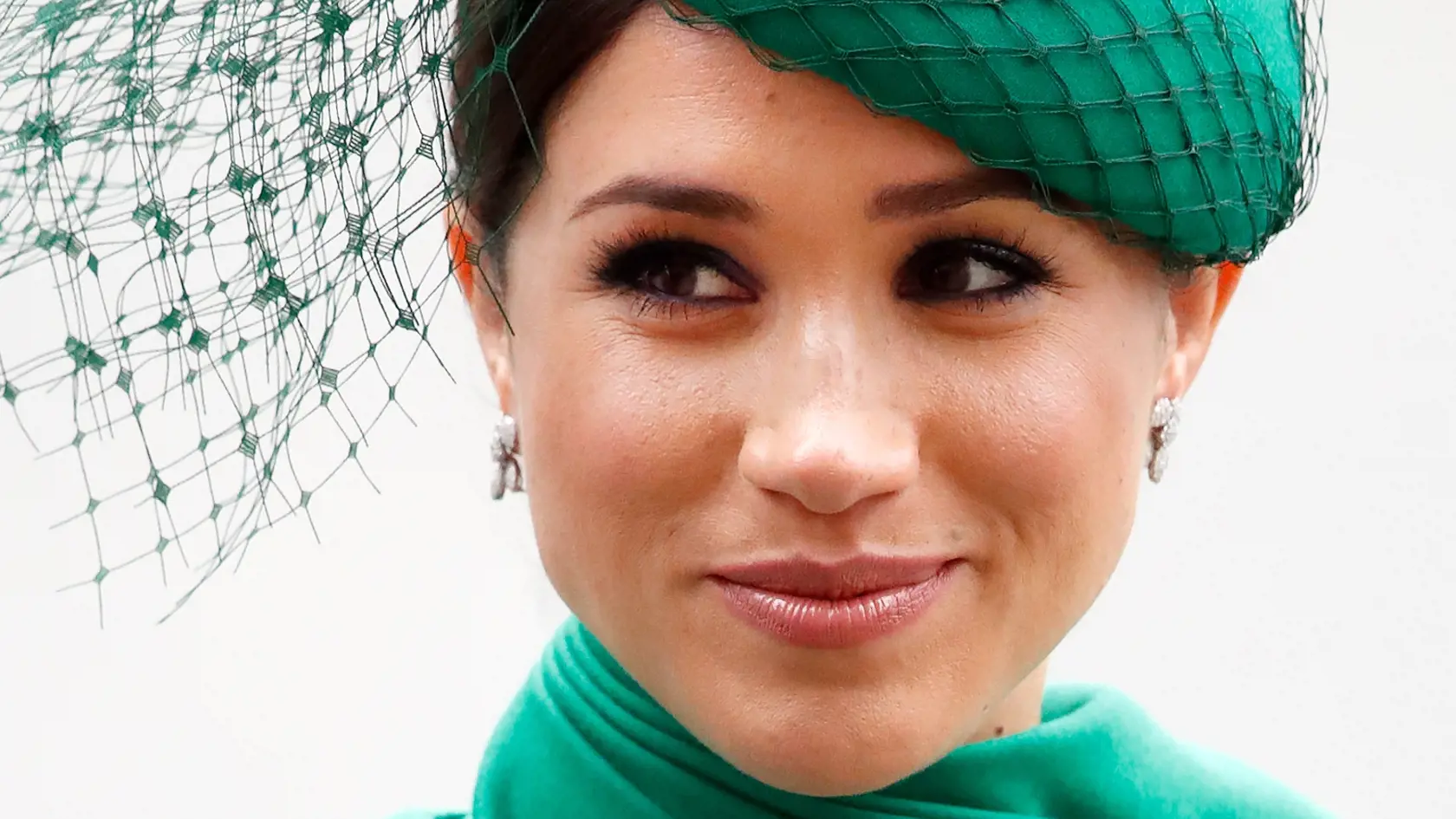 Vojvodkyňa Meghan už takéto parádne klobúky nosiť nemusí. Naposledy sa takto „vyštafírovaná“ objavila 9. marca v Londýne.