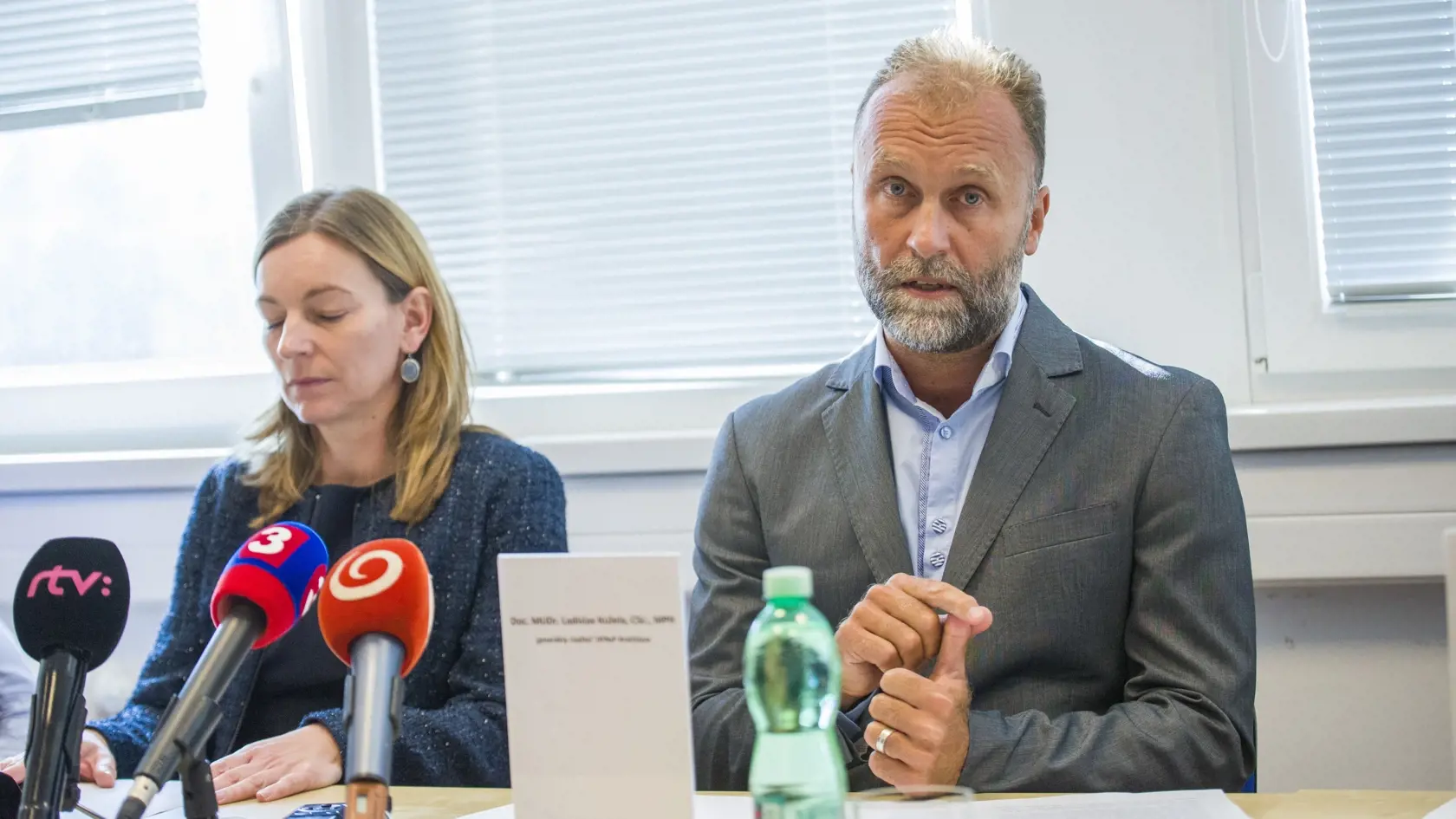 Na snímke vľavo prednostka Detskej fakultnej nemocnice s poliklinikou Bratislava (DFNsP) Alexandra Kolenová a vpravo generálny riaditeľ DFNsP Ladislav Kužela počas tlačovej konferencie k súčasnej situácii na Klinike detskej hematológie a onkológie v Bratislave 18. septembra 2017. FOTO TASR - Jakub Kotian