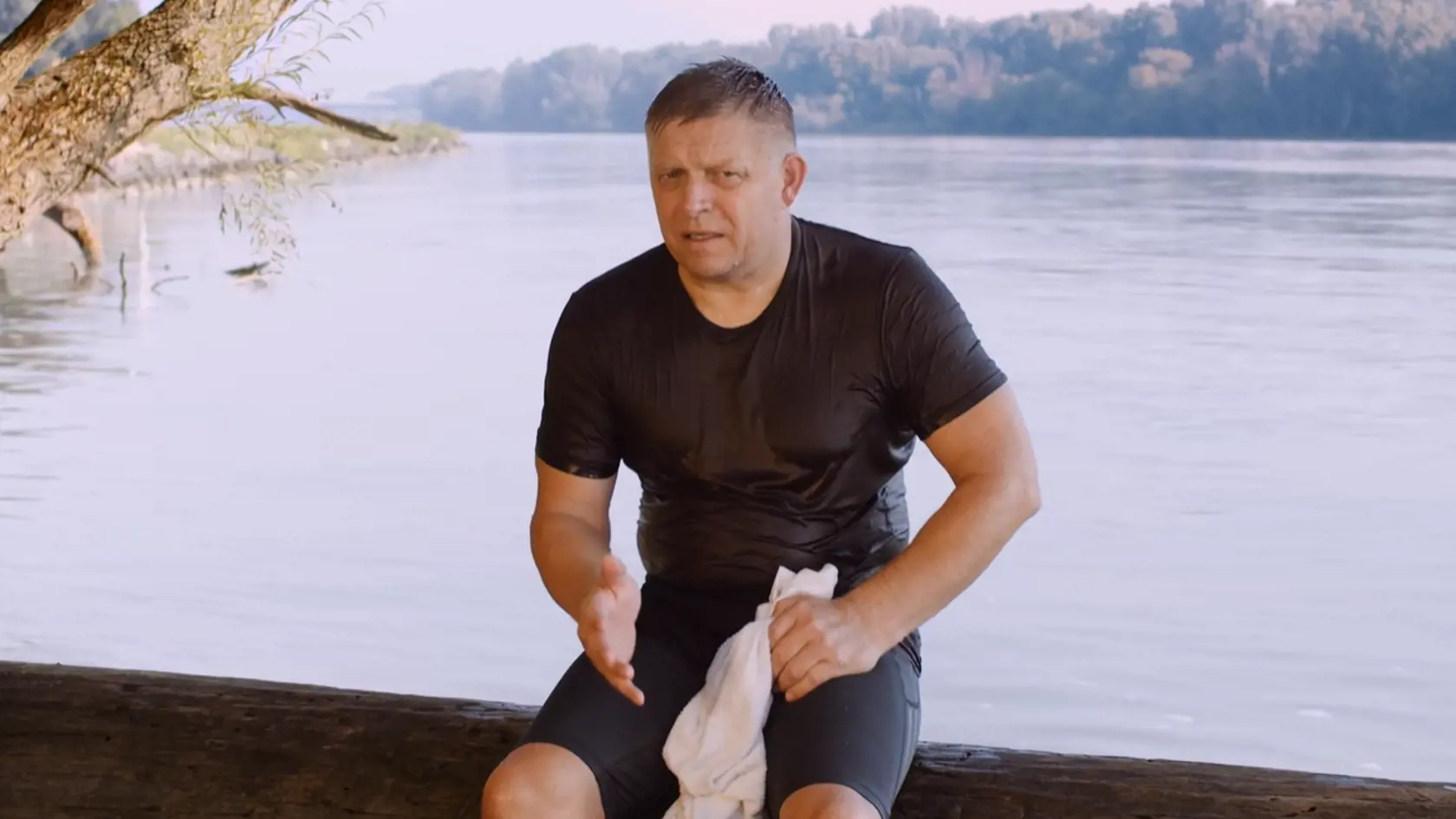 Odhodil oblek! Bývalý trojnásobný premiér Robert Fico (Smer-SD) oddychuje aktívne. Je známe, že pravidelne beháva, no nedávno sa ukázal aj pri plávaní v jazere.