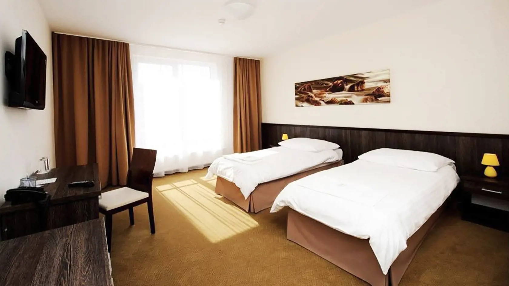 Štadión s hotelom. Už počas svojej hokejovej kariéry dal Marián v Trenčíne postaviť arénu, kde funguje aj jeho hokejová škola. Nechýba trojhviezdičkový hotel.