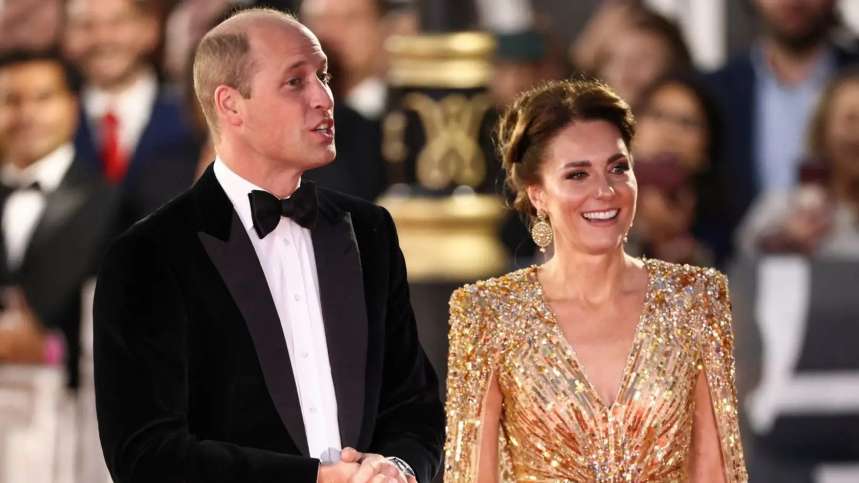 Na premiére najnovšej bondovky žiarila vojvodkyňa Kate v zlatých šatách, zatienila všetky ostatné ženy.