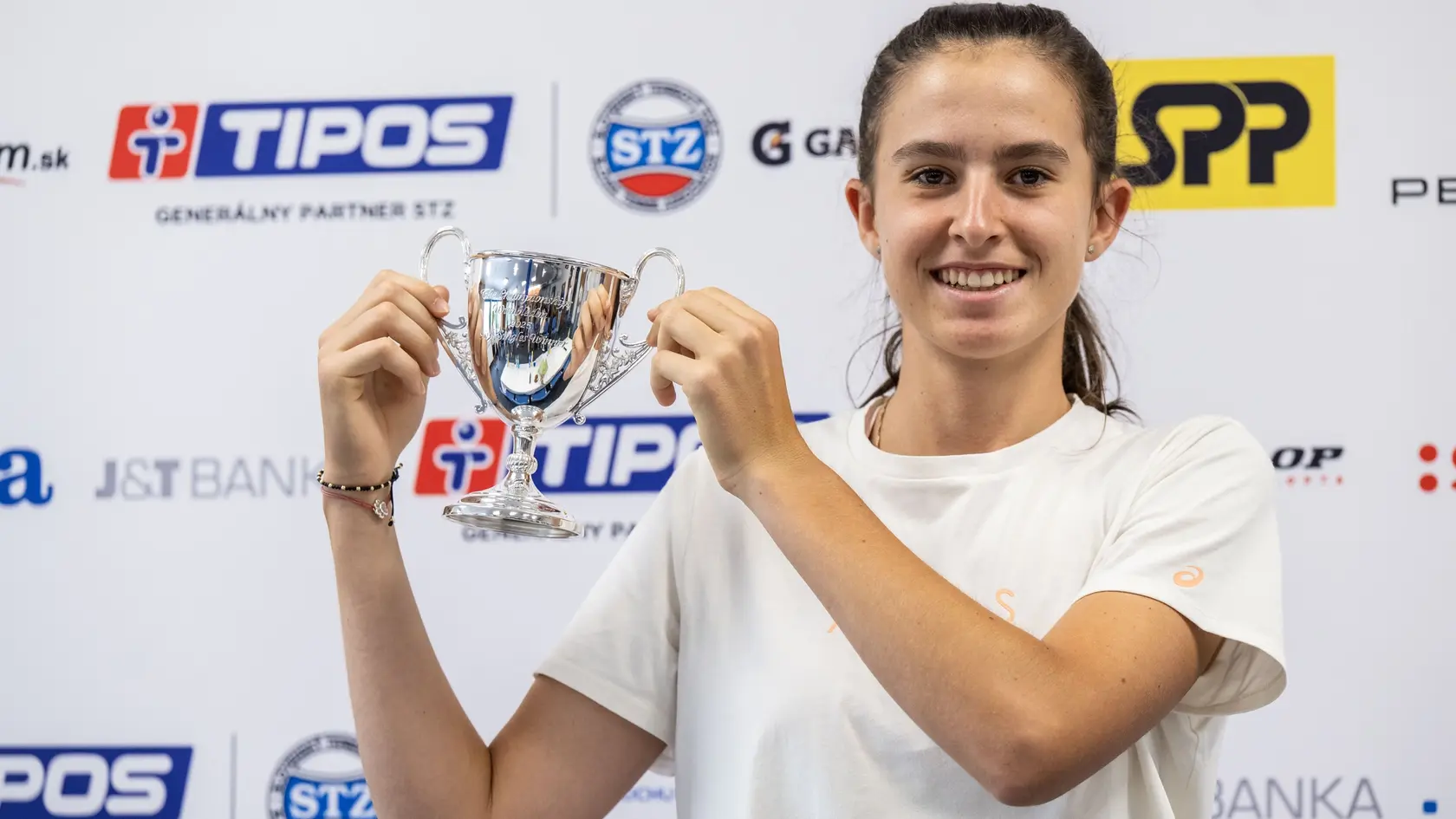 Po príchode domov sa Mia pochválila trofejou.