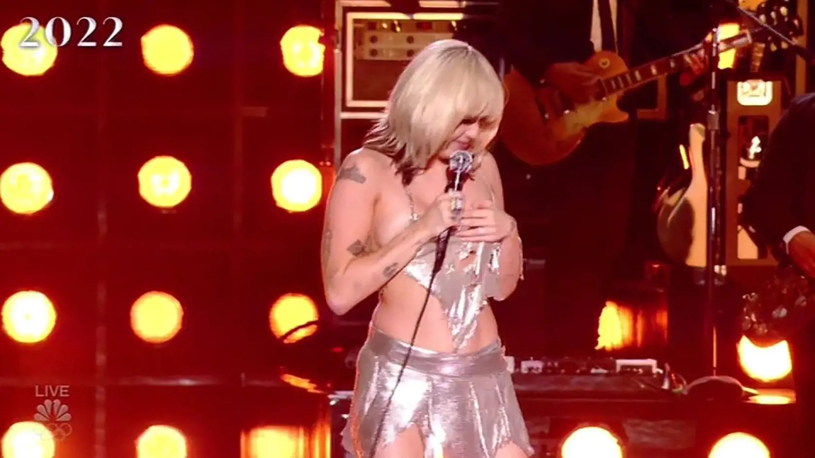 Miley Cyrus sa v priamom prenose rozopol vrchný diel outfitu.