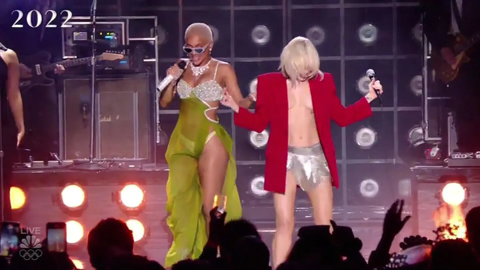 Miley Cyrus sa počas silvestrovského vystúpenia odviazala...