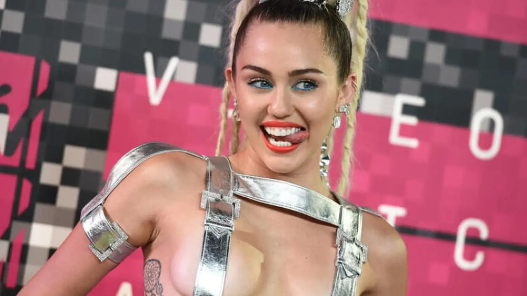 Dnes Miley Cyrus vyvoláva jeden škandál za druhým.