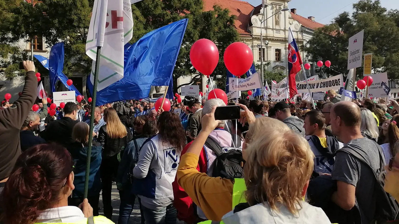 Protest Konfederácie odborových zväzov v centre Bratislavy. Zúčastnili sa ho stovky občanov. Ide o demonštráciu proti energetickej chudobe.